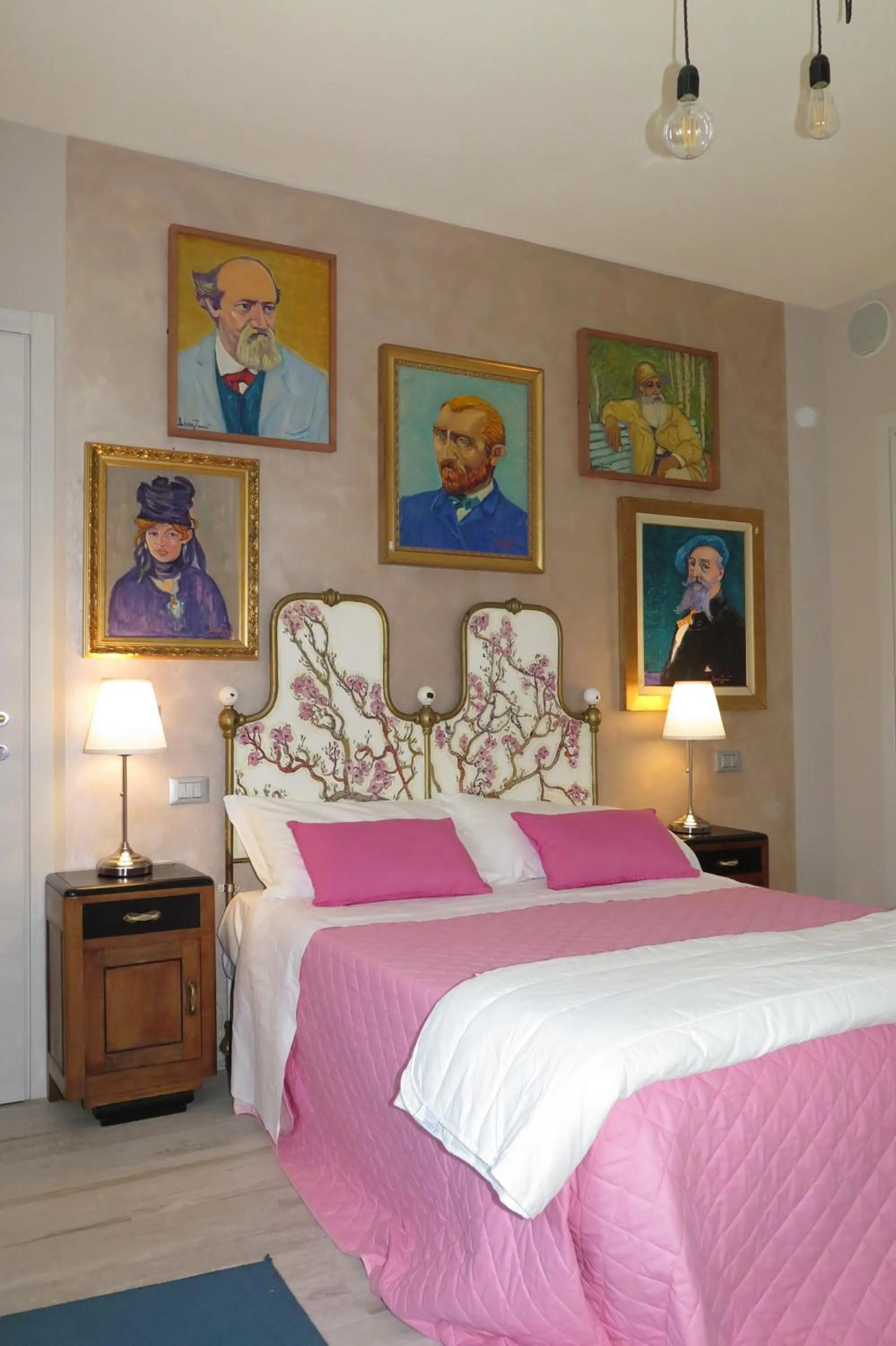 Photo of the whole room, Bed in Art Gallery Rooms