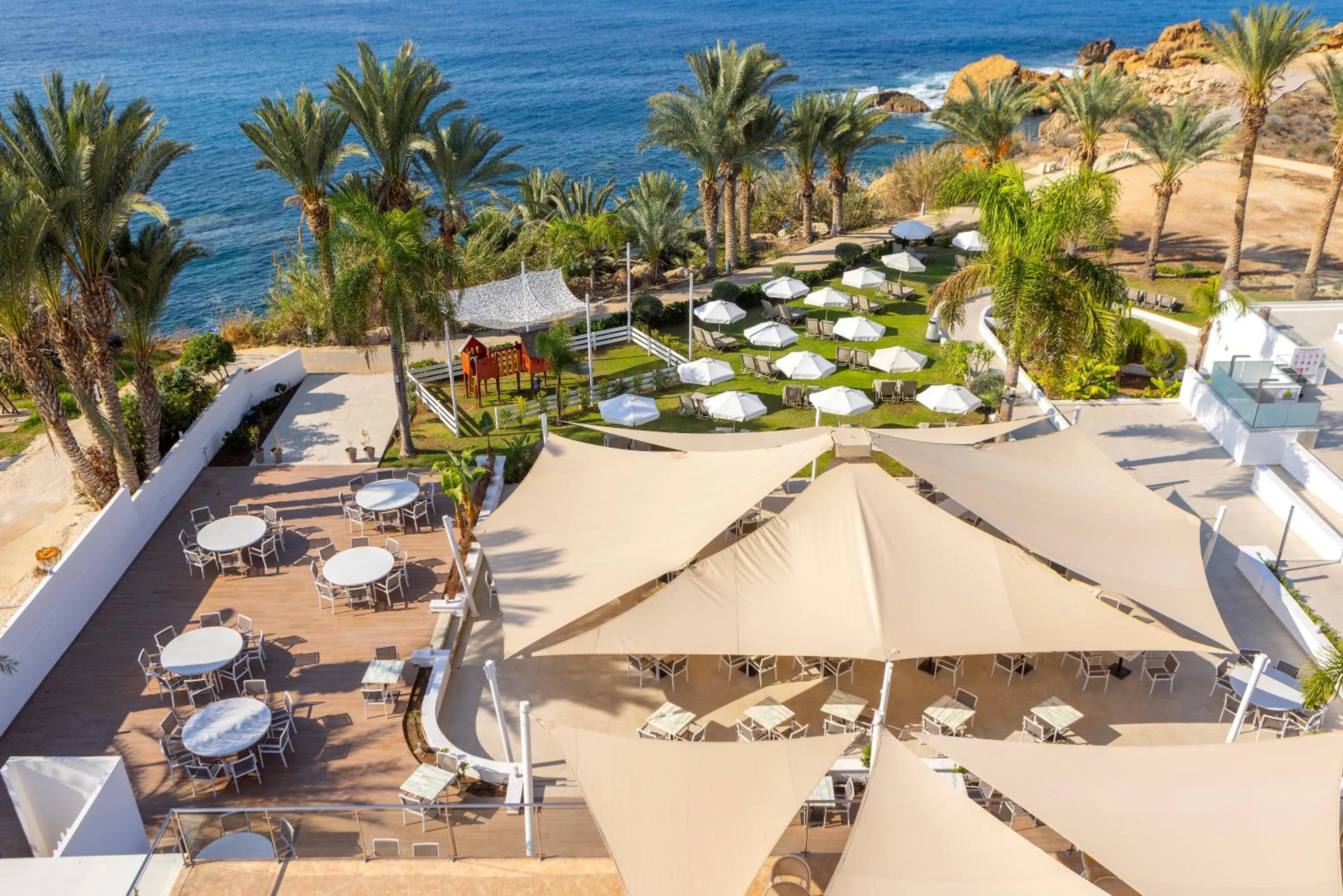 Restaurant/places to eat in Queens Bay Hotel