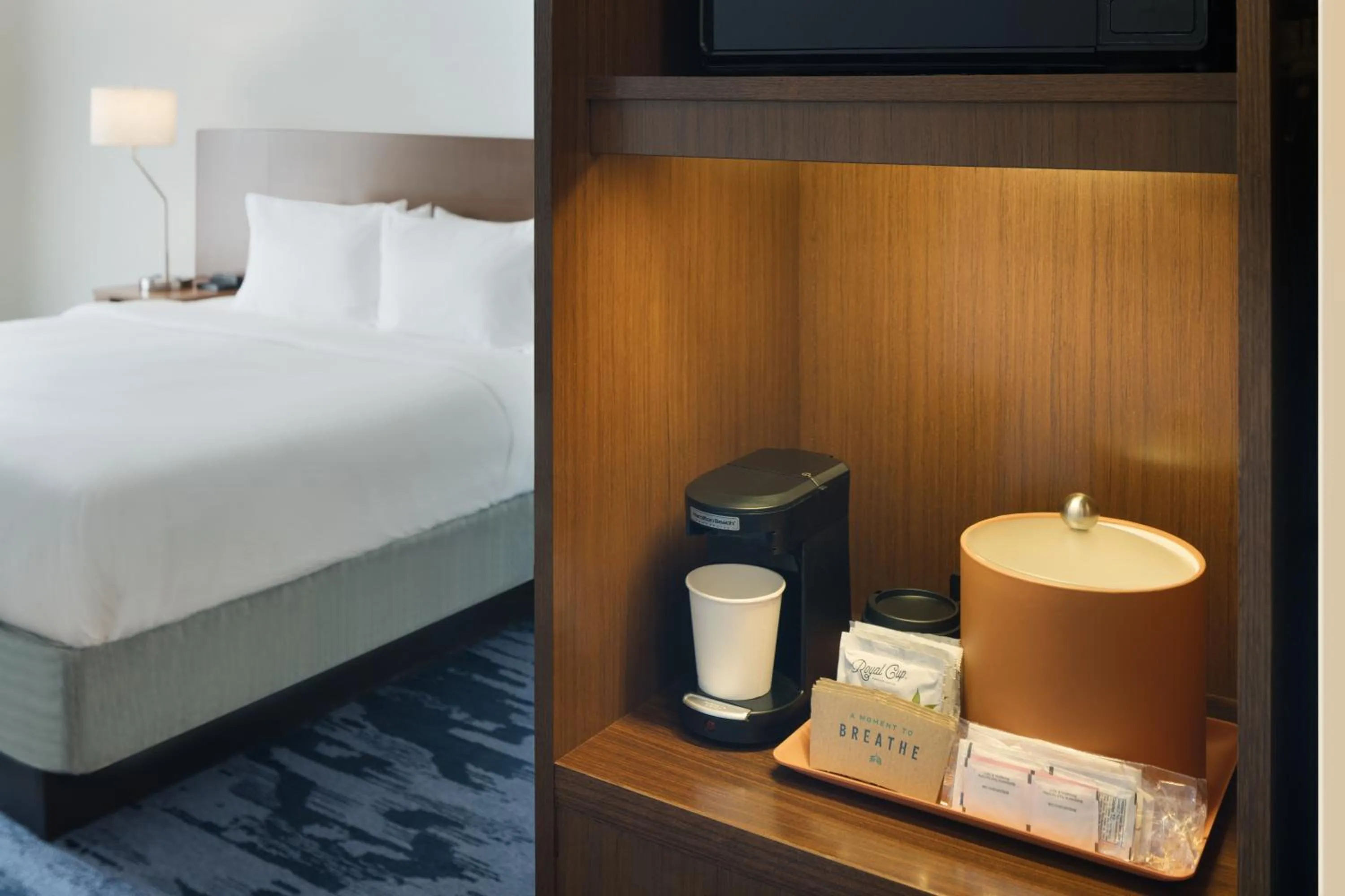 Coffee/tea facilities, Bed in Fairfield Inn & Suites by Marriott Lincoln Southeast