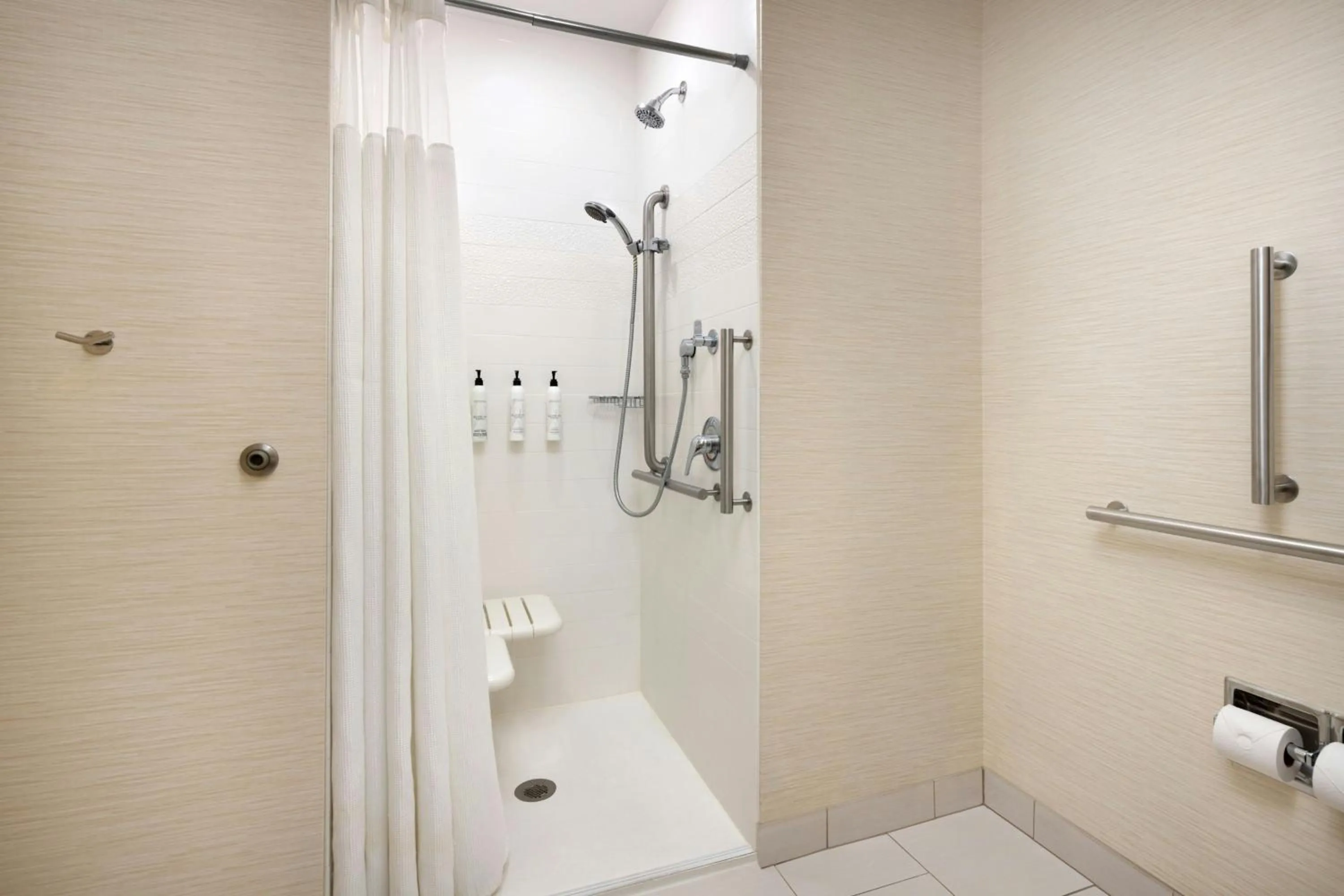 Bathroom in Fairfield Inn & Suites by Marriott Lincoln Southeast