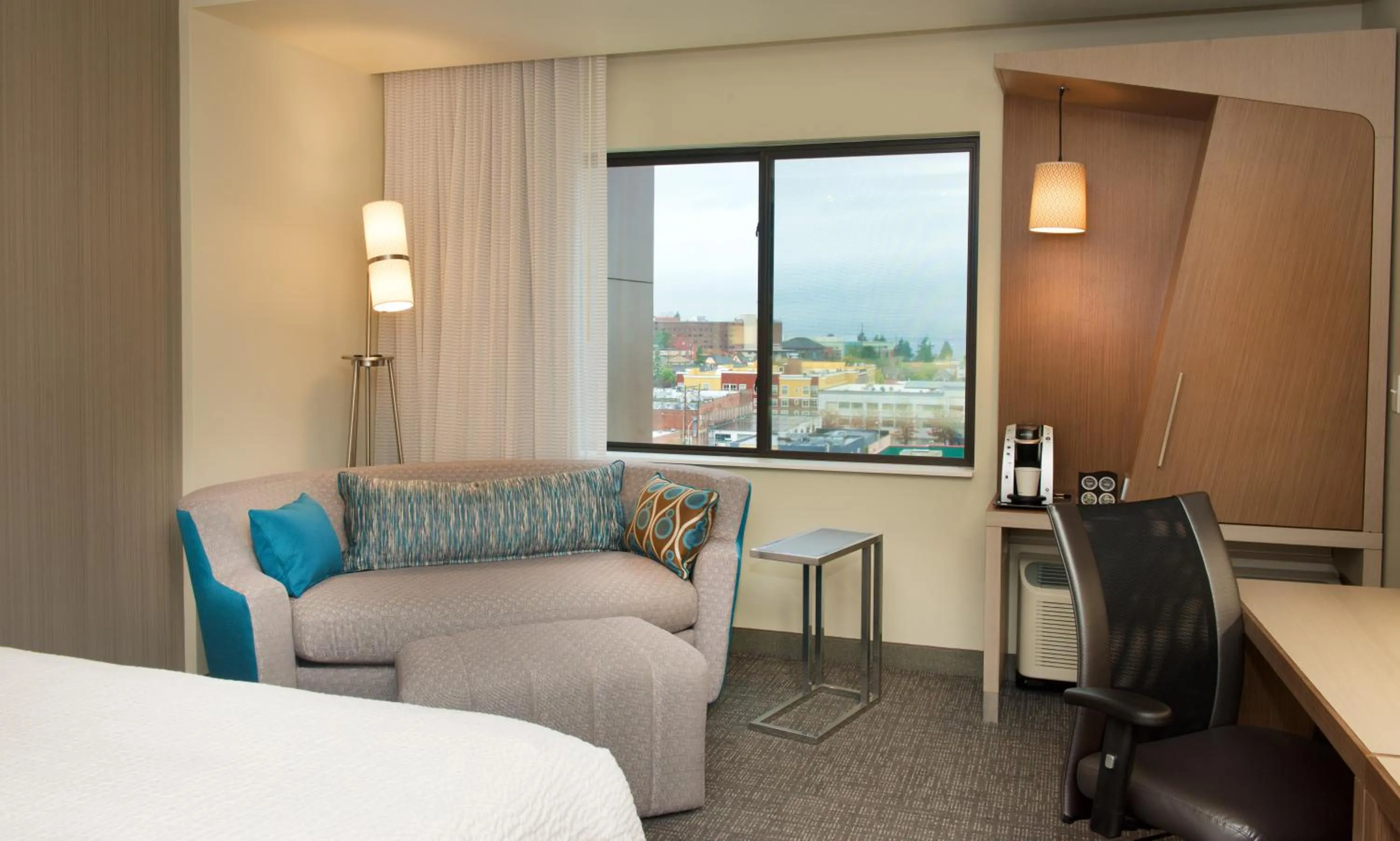 Bedroom in Courtyard by Marriott Seattle Everett Downtown