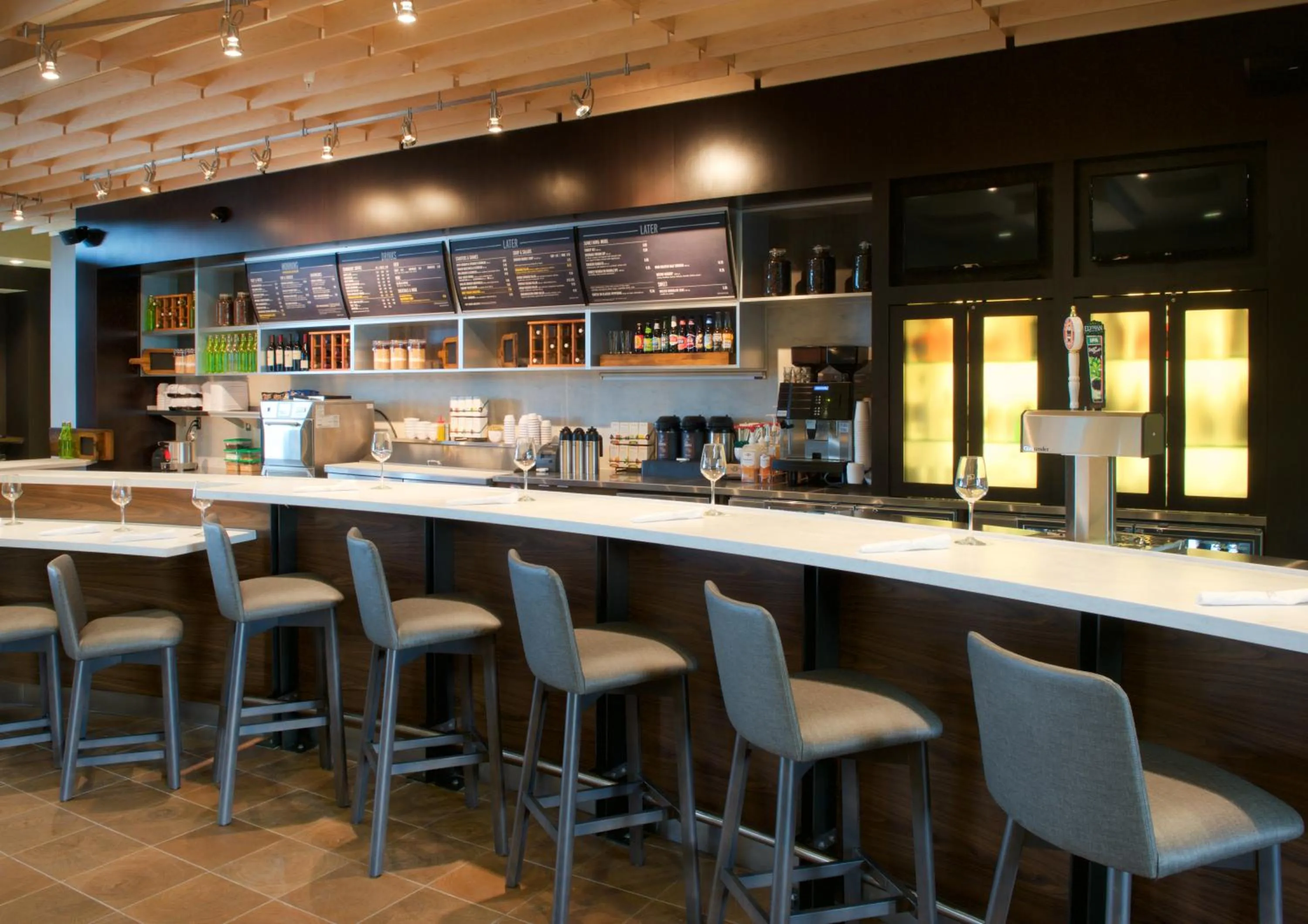 Breakfast in Courtyard by Marriott Seattle Everett Downtown