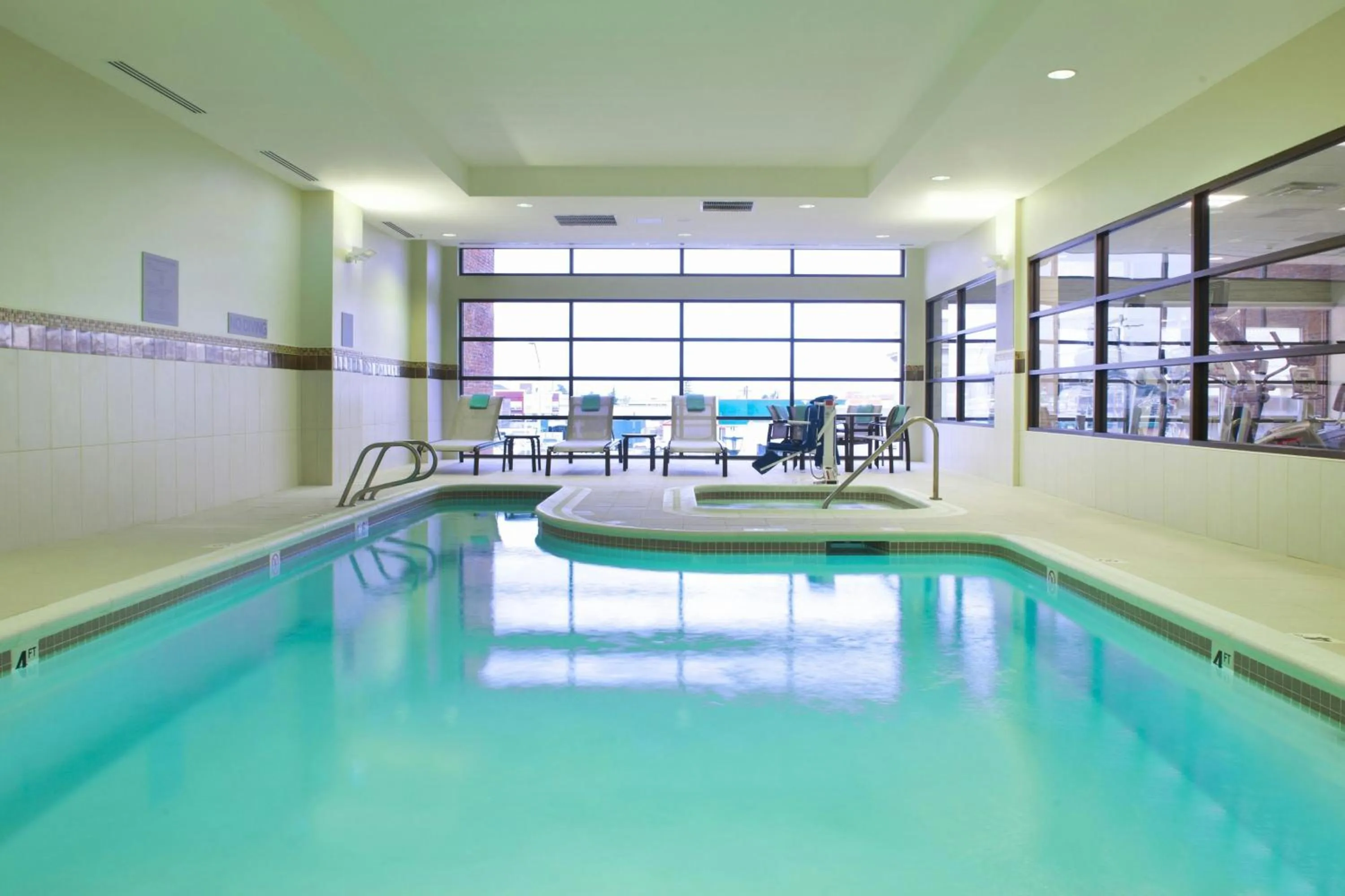 Swimming pool in Courtyard by Marriott Seattle Everett Downtown