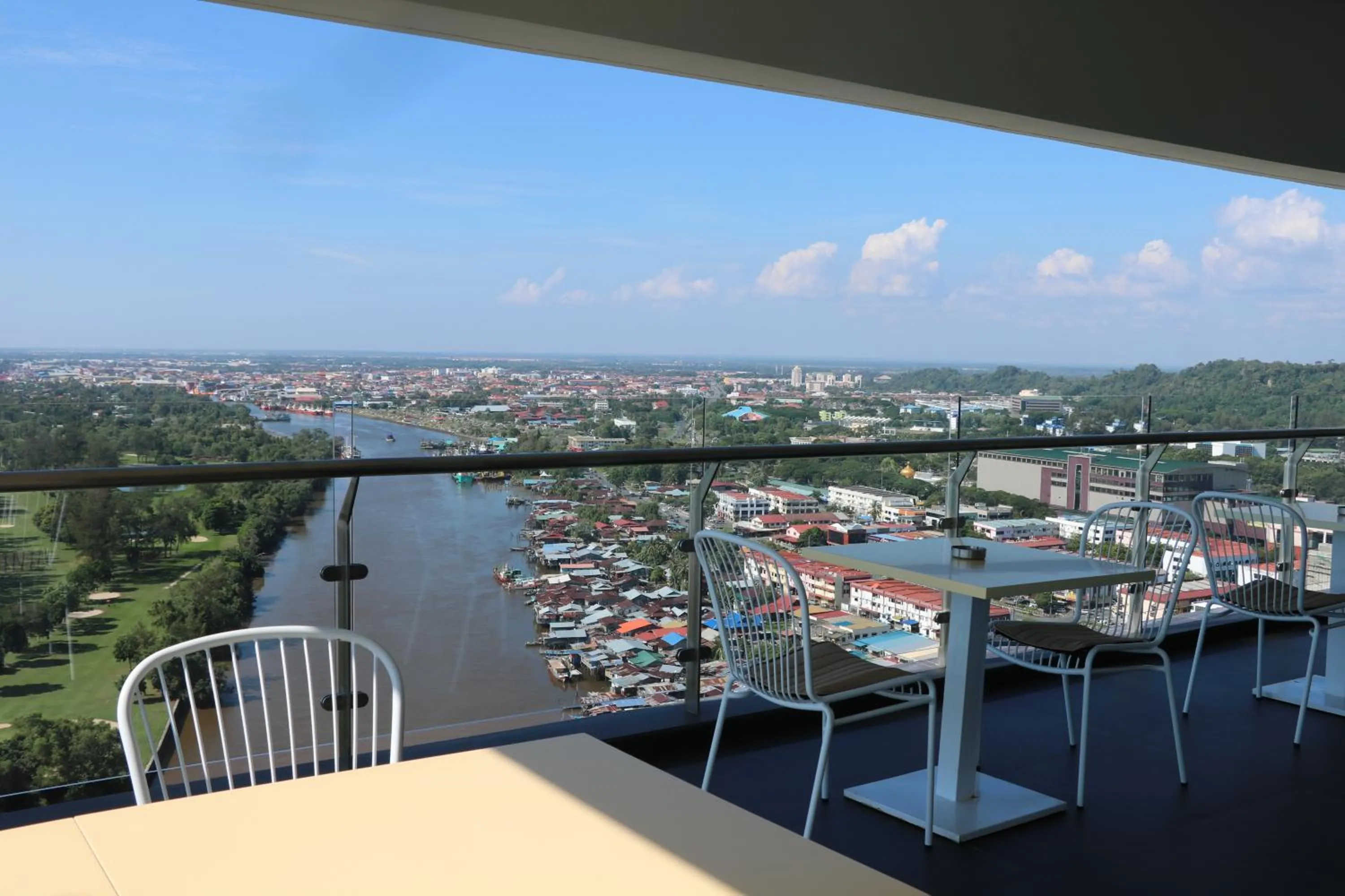 Lounge or bar in Pullman Miri Waterfront