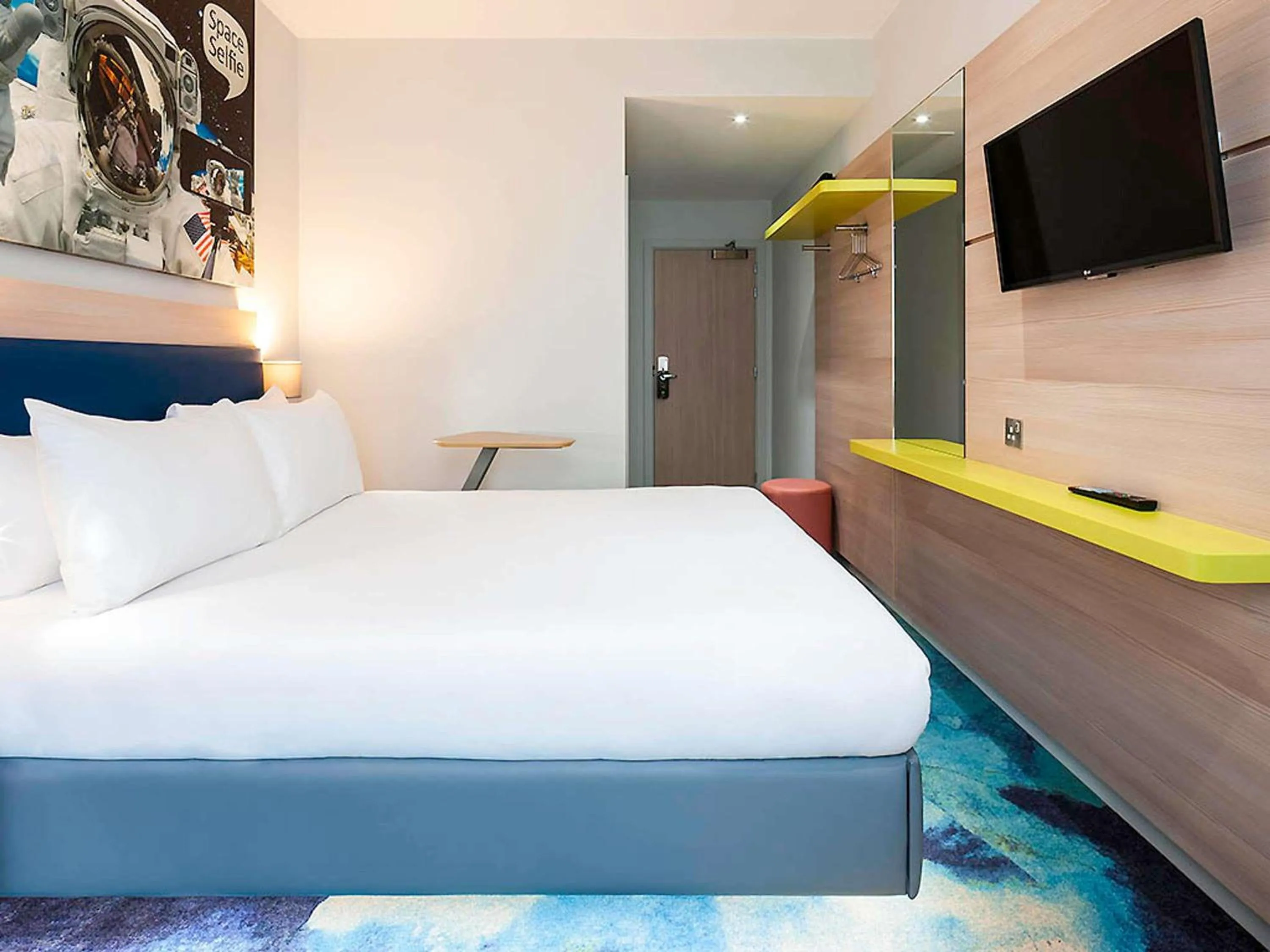 Bedroom, Bed in ibis Styles London Heathrow Airport