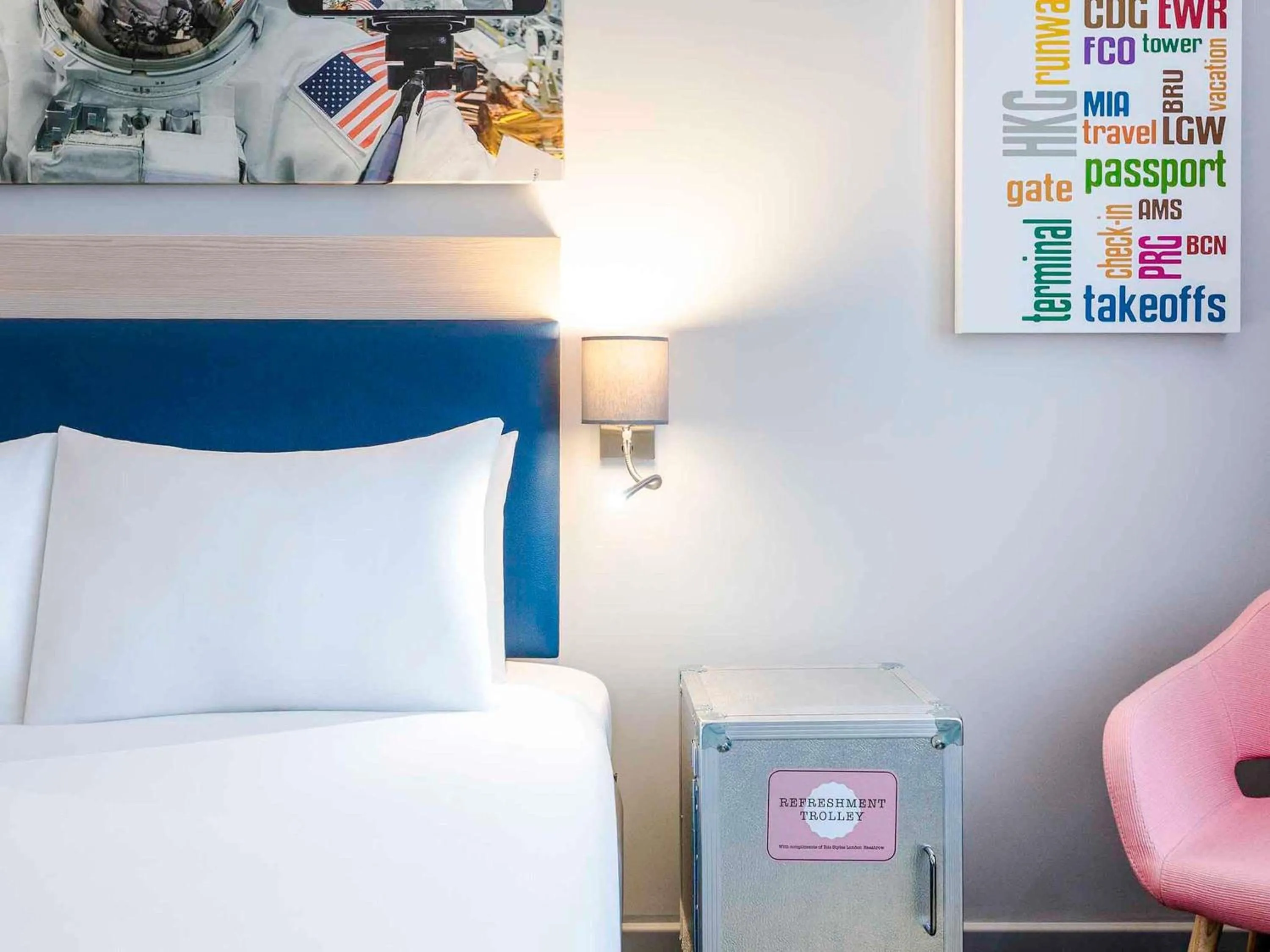 Bedroom, Bed in ibis Styles London Heathrow Airport