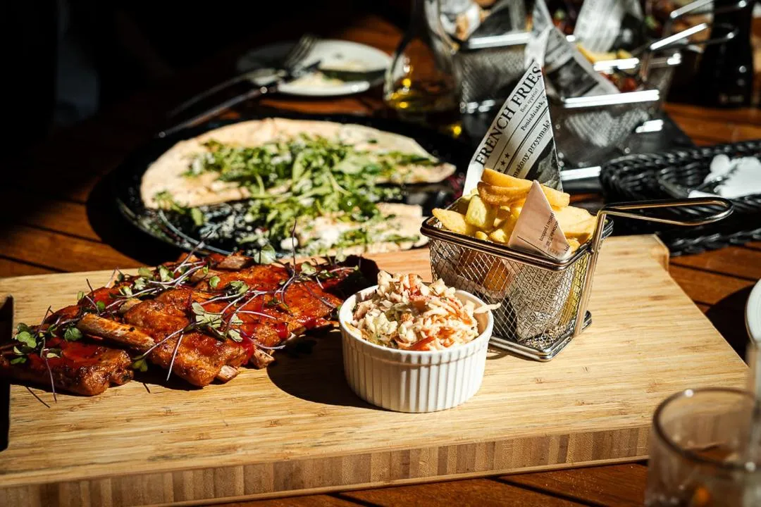 Restaurant/places to eat in Hotel Falcon