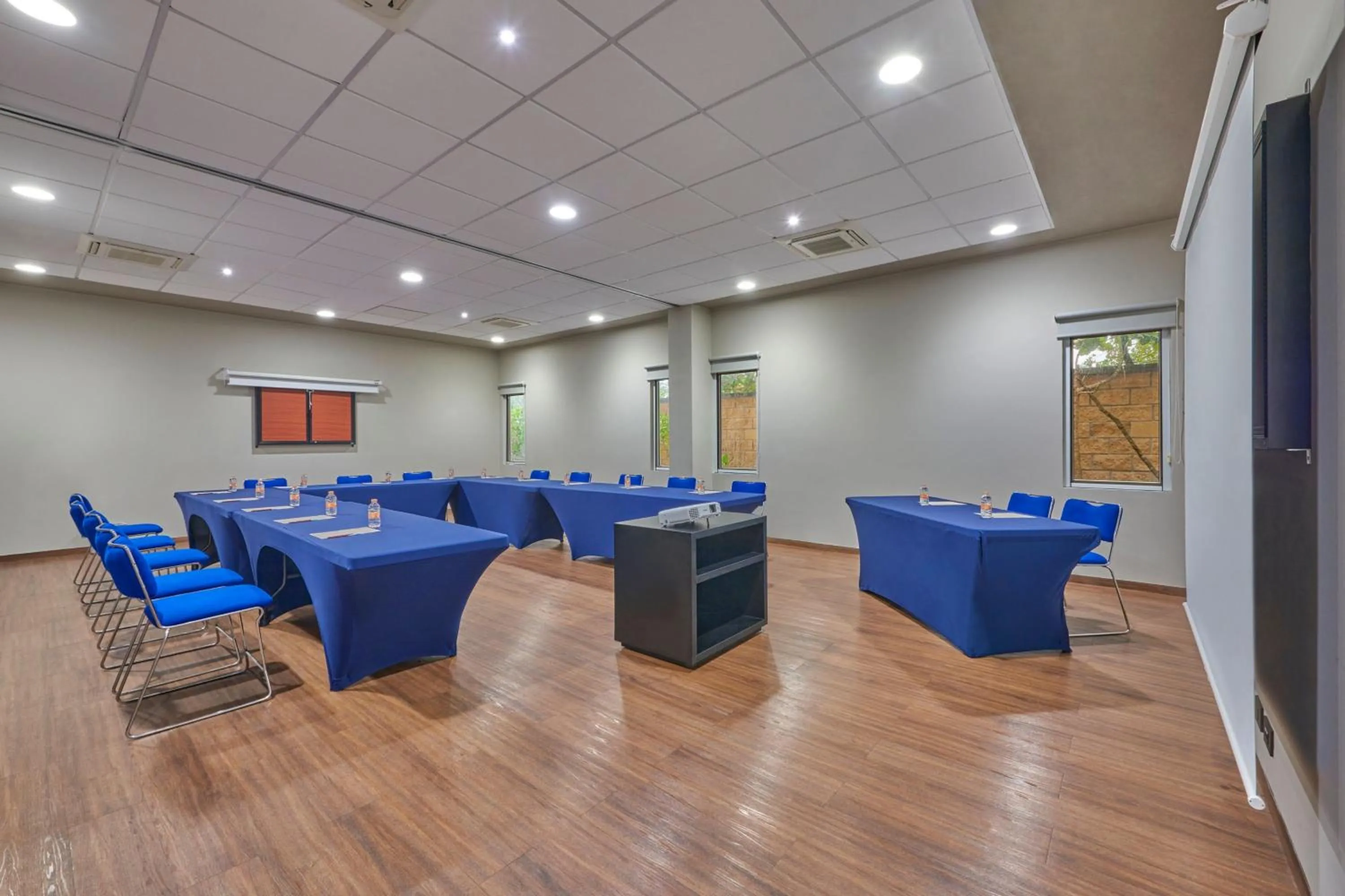 Meeting/conference room in City Express Suites by Marriott Playa del Carmen