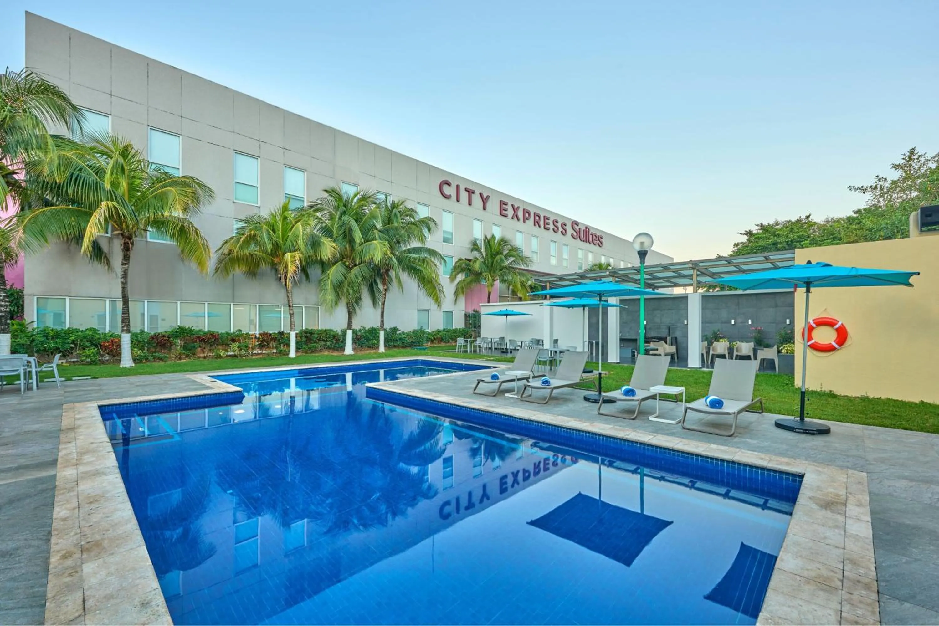 Swimming pool in City Express Suites by Marriott Playa del Carmen