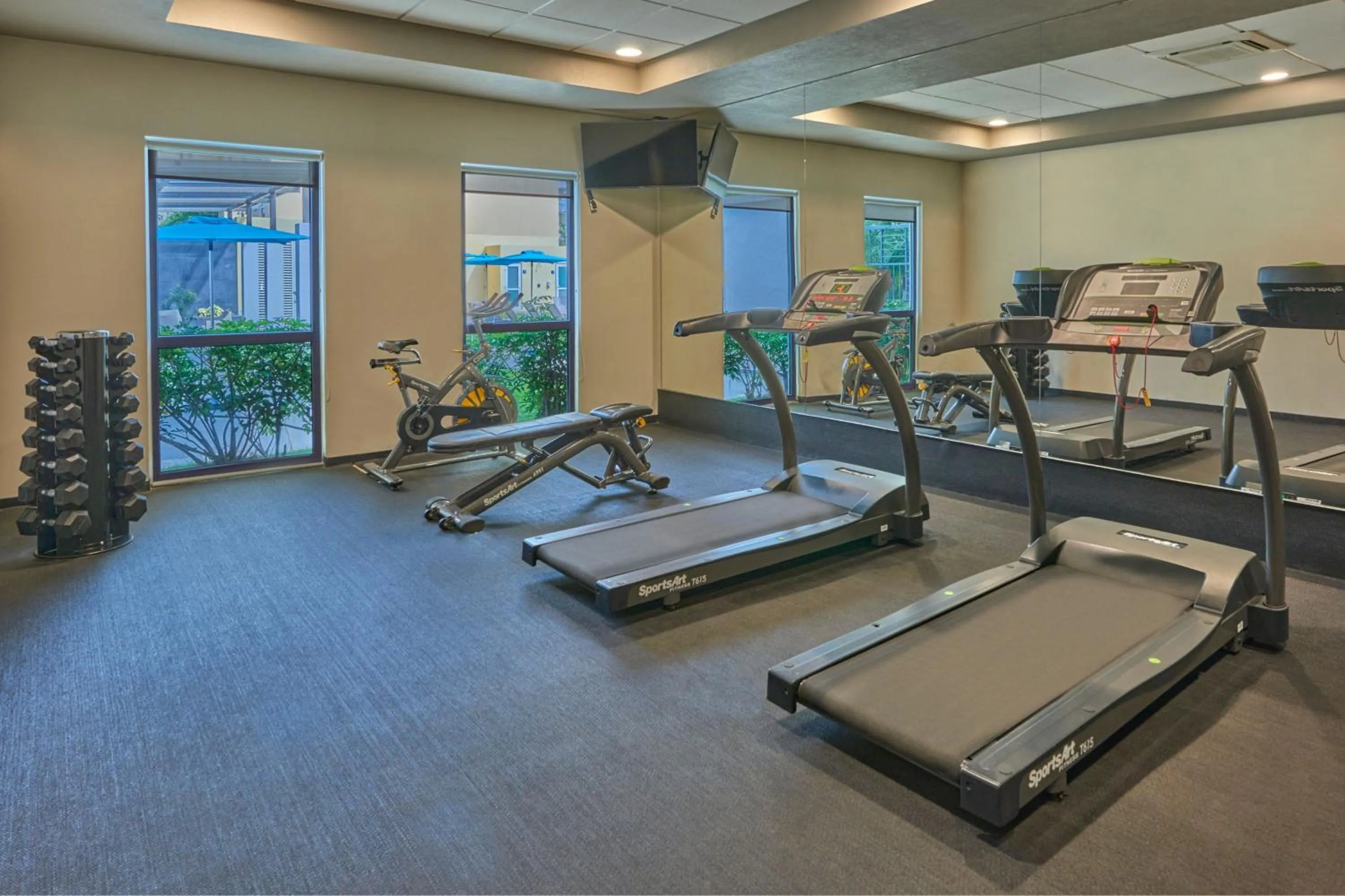 Fitness centre/facilities in City Express Suites by Marriott Playa del Carmen