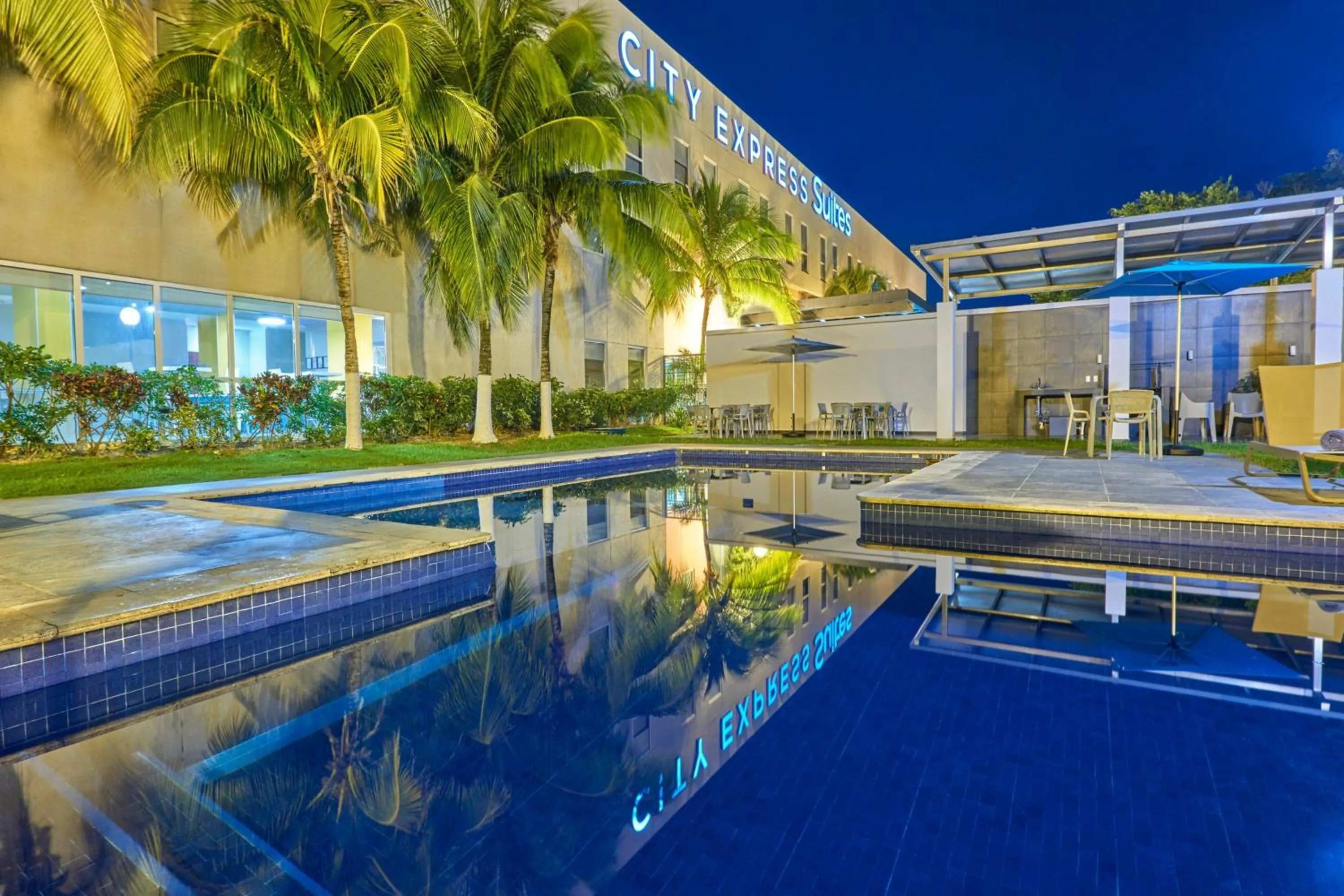 Swimming pool in City Express Suites by Marriott Playa del Carmen