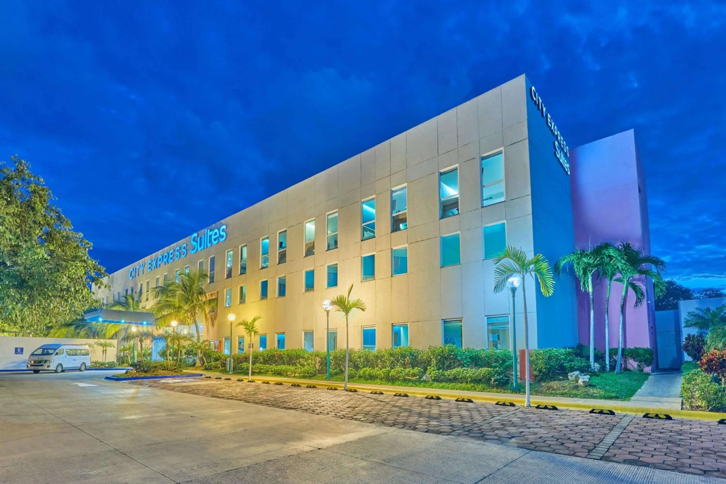 Property building in City Express Suites by Marriott Playa del Carmen