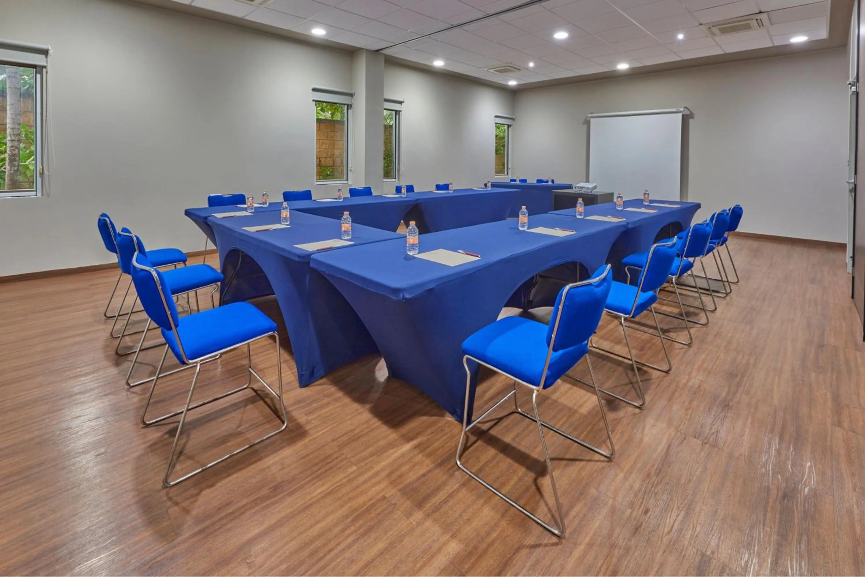 Meeting/conference room in City Express Suites by Marriott Playa del Carmen