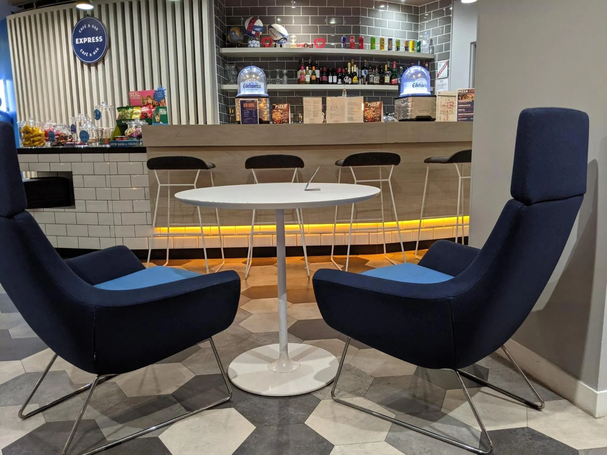 Lounge or bar in Holiday Inn Express Paris - Velizy by IHG