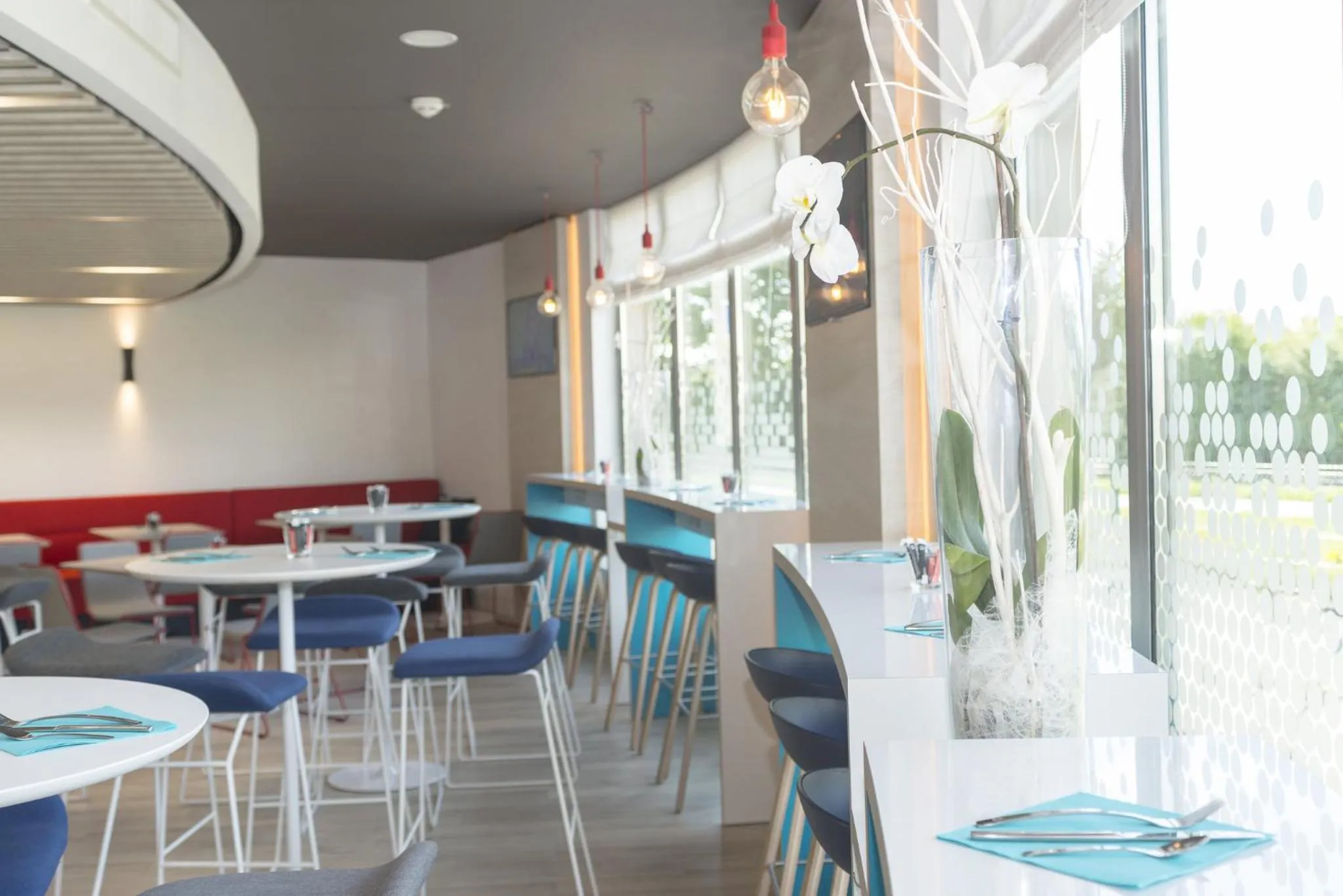 Restaurant/places to eat in Holiday Inn Express Paris - Velizy by IHG