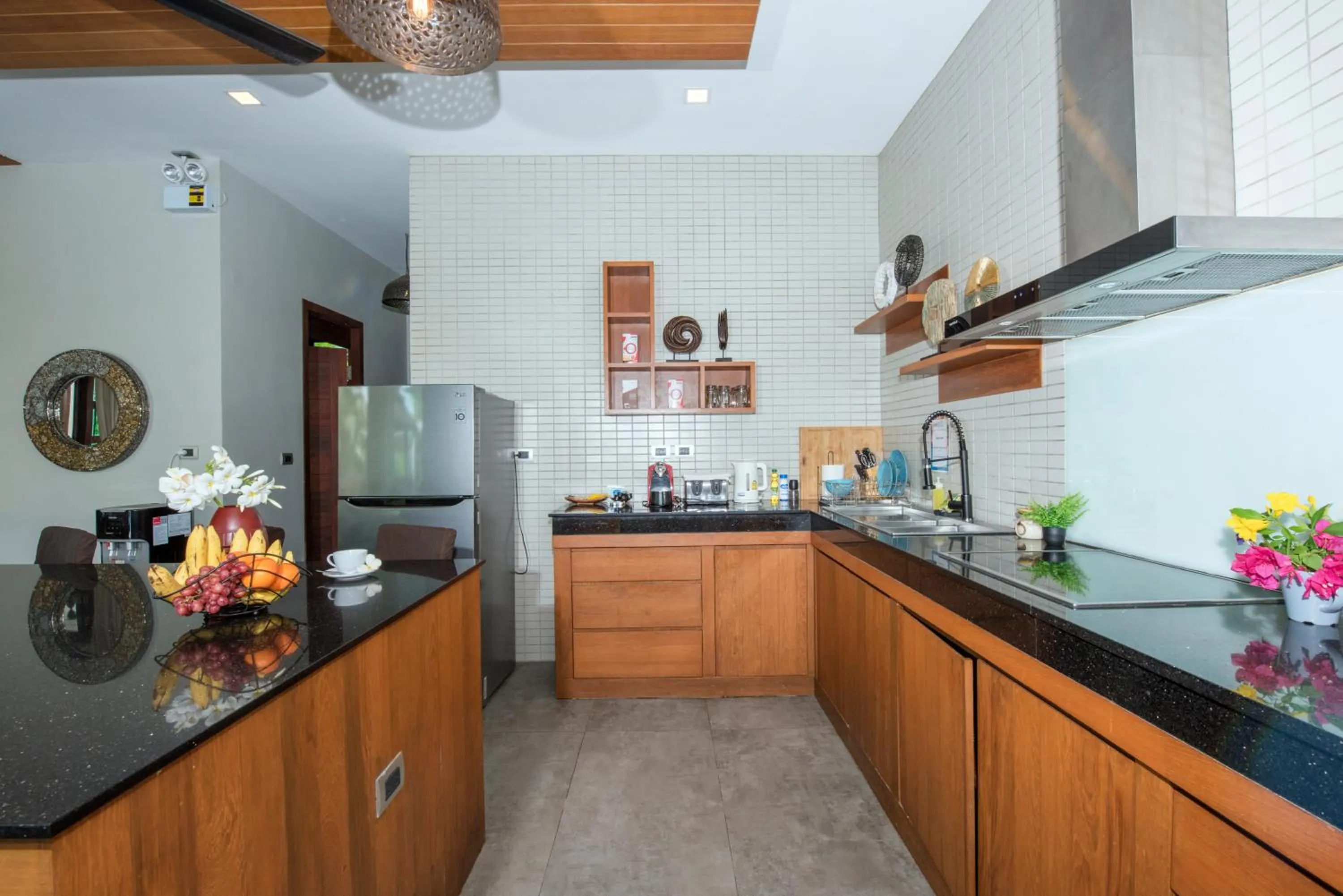 Kitchen or kitchenette in Narintara Private Pool Villas - Free Tuk-Tuk Service to the Beach!