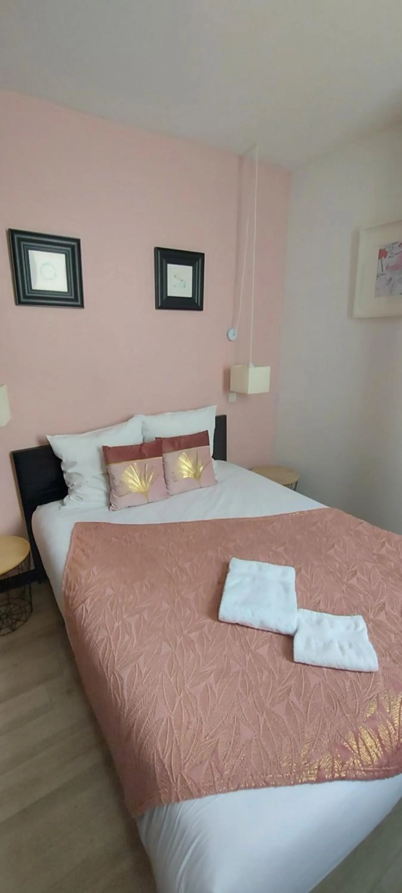 Bed in Hôtel La Croisette & Restaurant Bistrot Gantier en centre ville