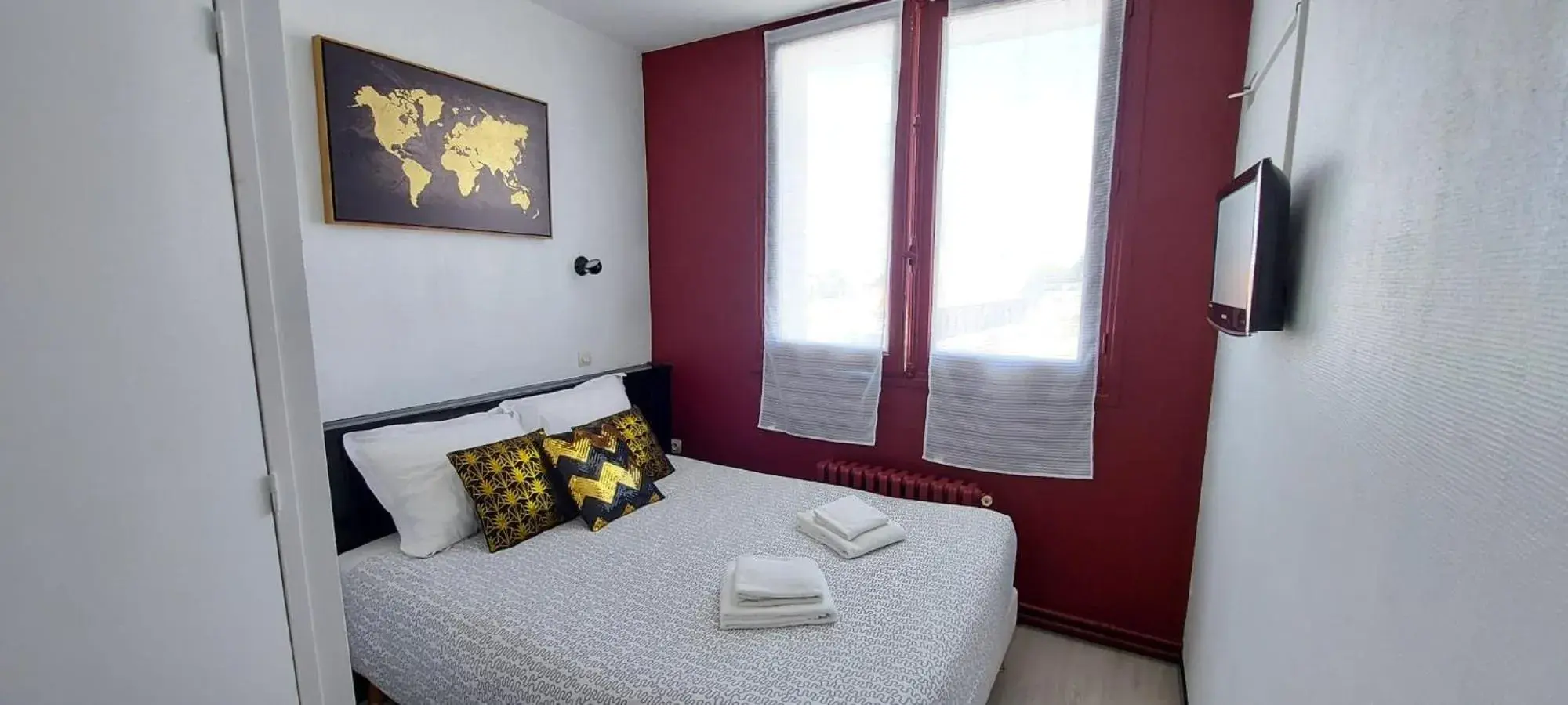 Budget Double Room in Hôtel La Croisette & Restaurant Bistrot Gantier en centre ville Budget Double Room in Hôtel La Croisette & Restaurant Bistrot Gantier en centre ville