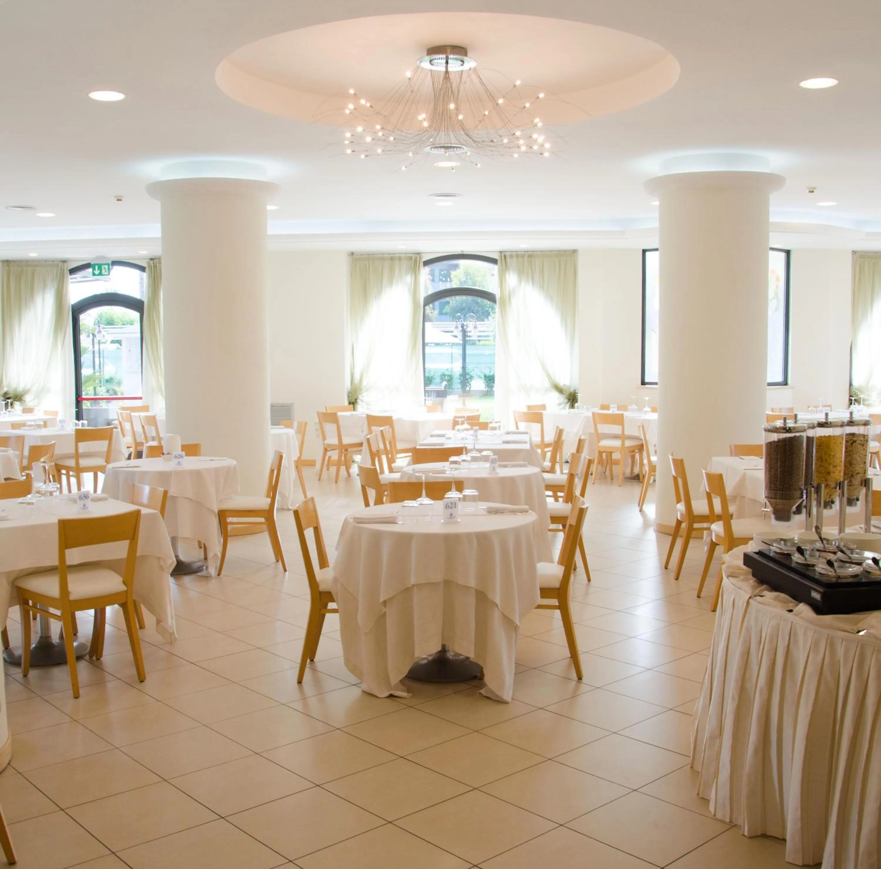 Restaurant/places to eat in Almaluna Hotel & Resort