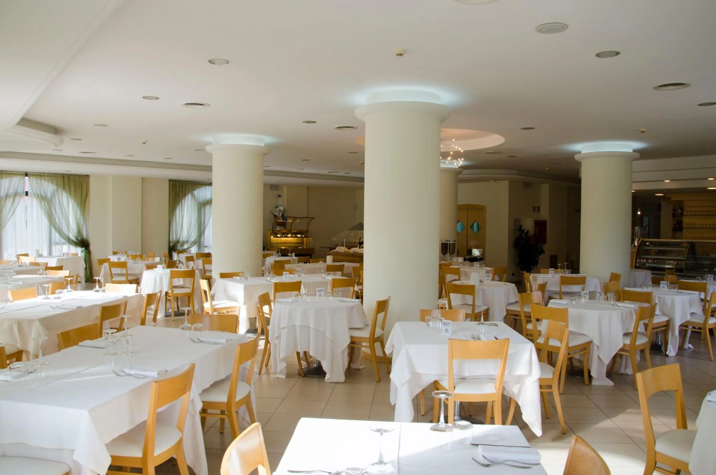 Restaurant/places to eat in Almaluna Hotel & Resort