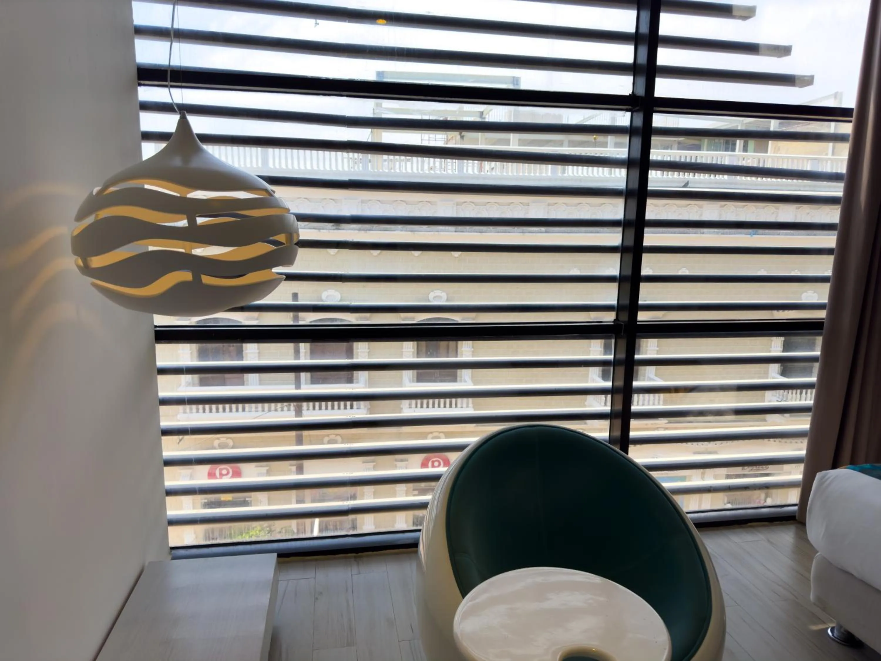 Seating area in Hotel Catedral Plaza