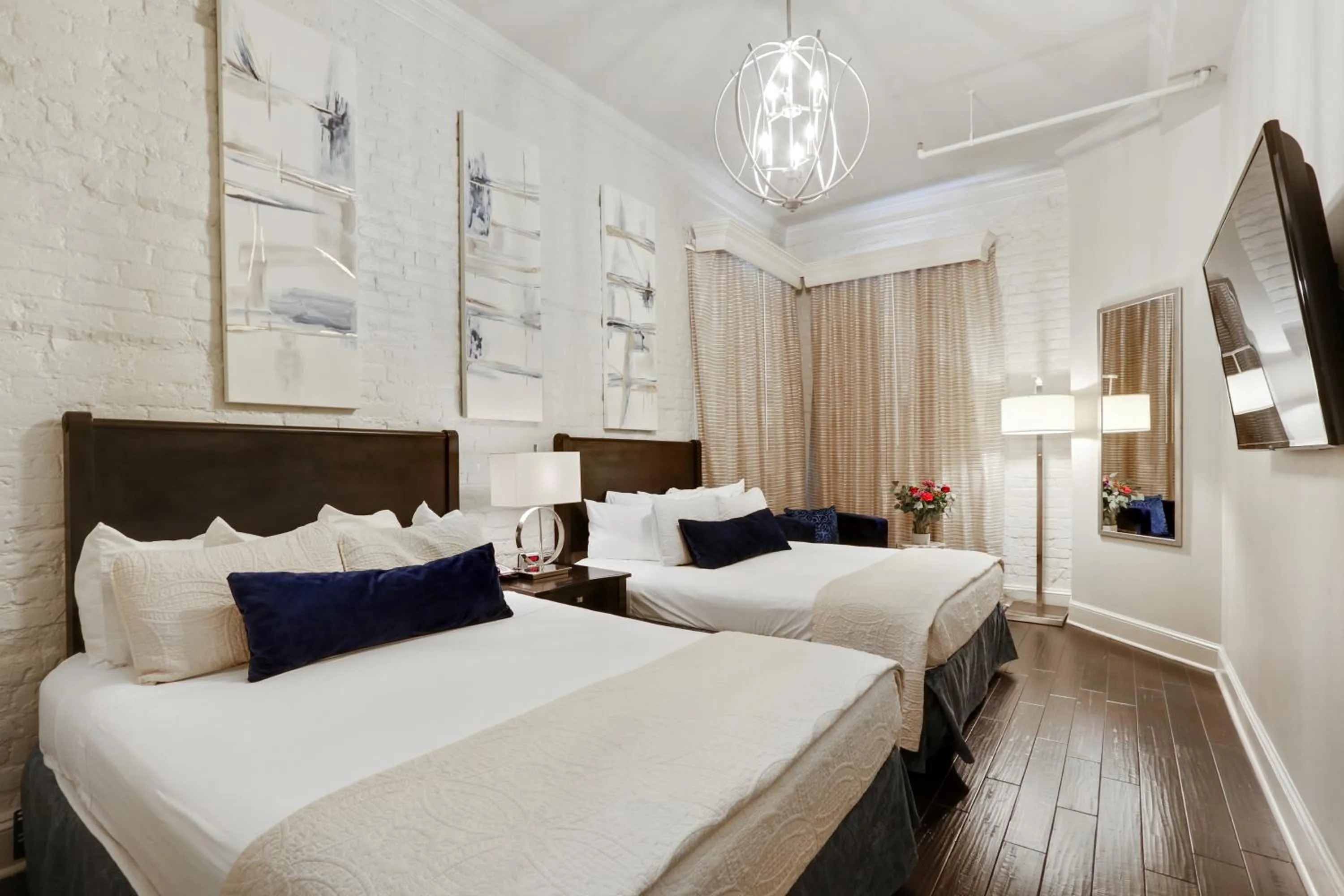 TV and multimedia, Bed in La Galerie French Quarter Hotel