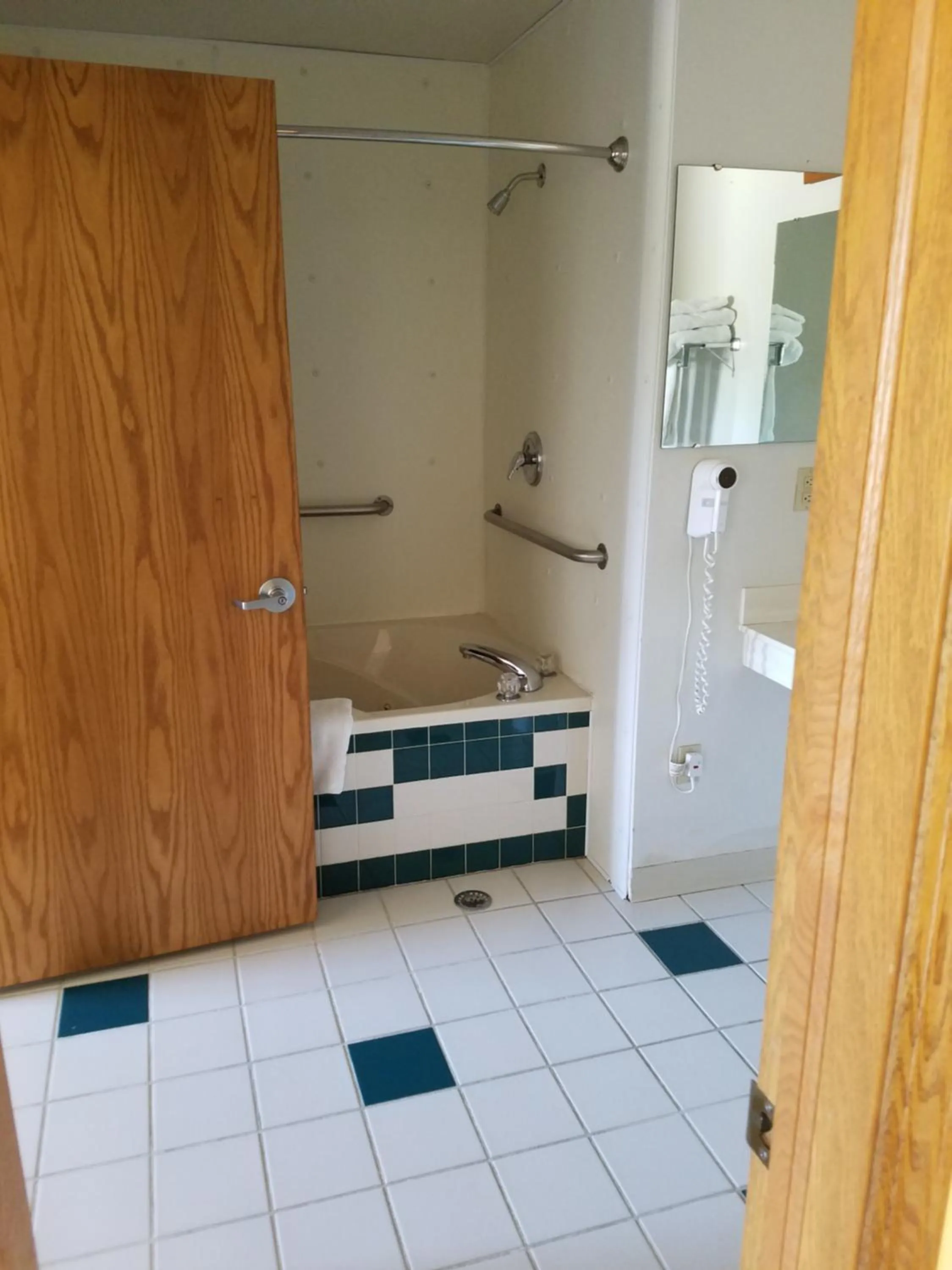 Hot Tub in Inn of the Pines