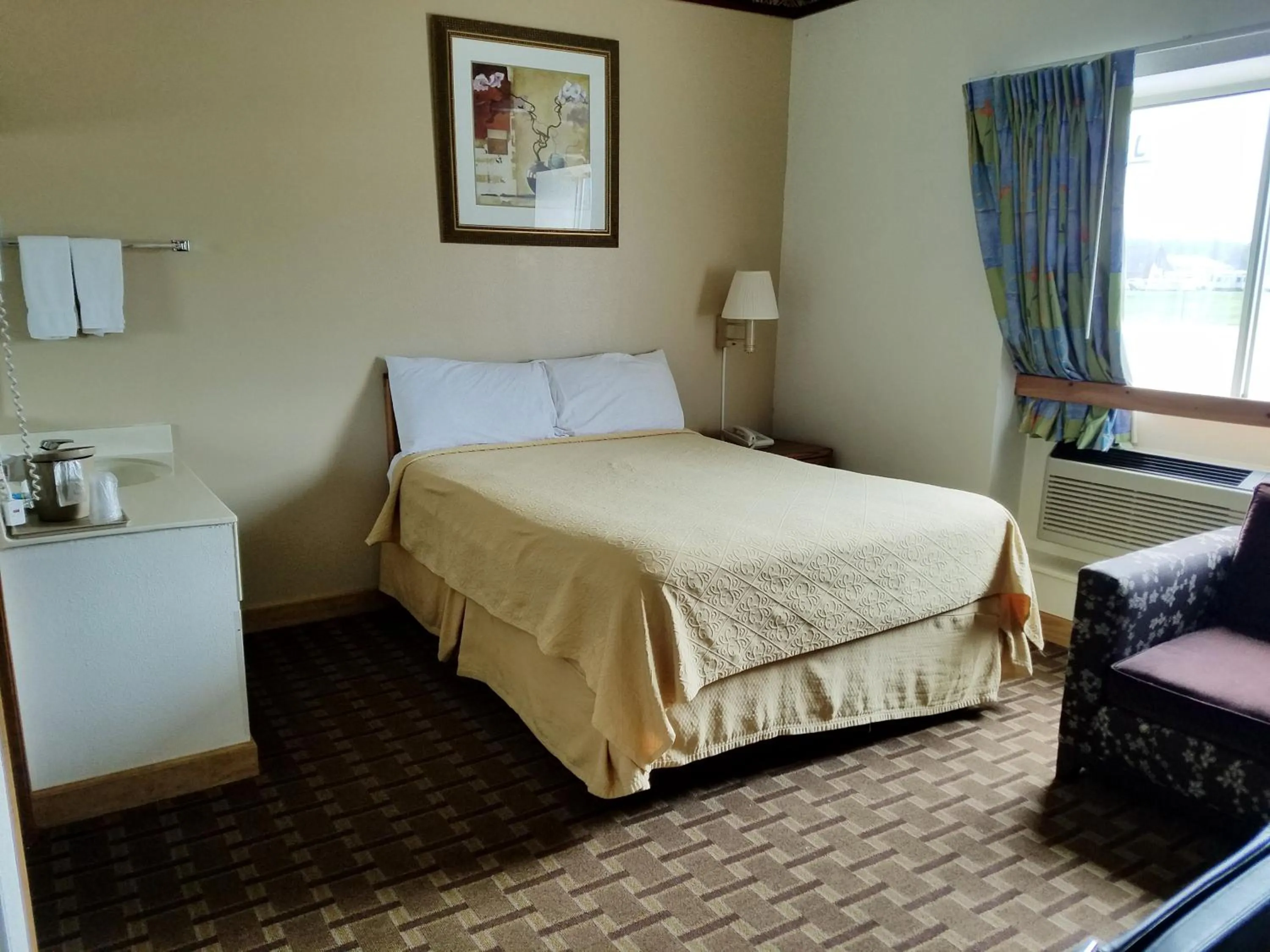 Bedroom, Bed in Inn of the Pines