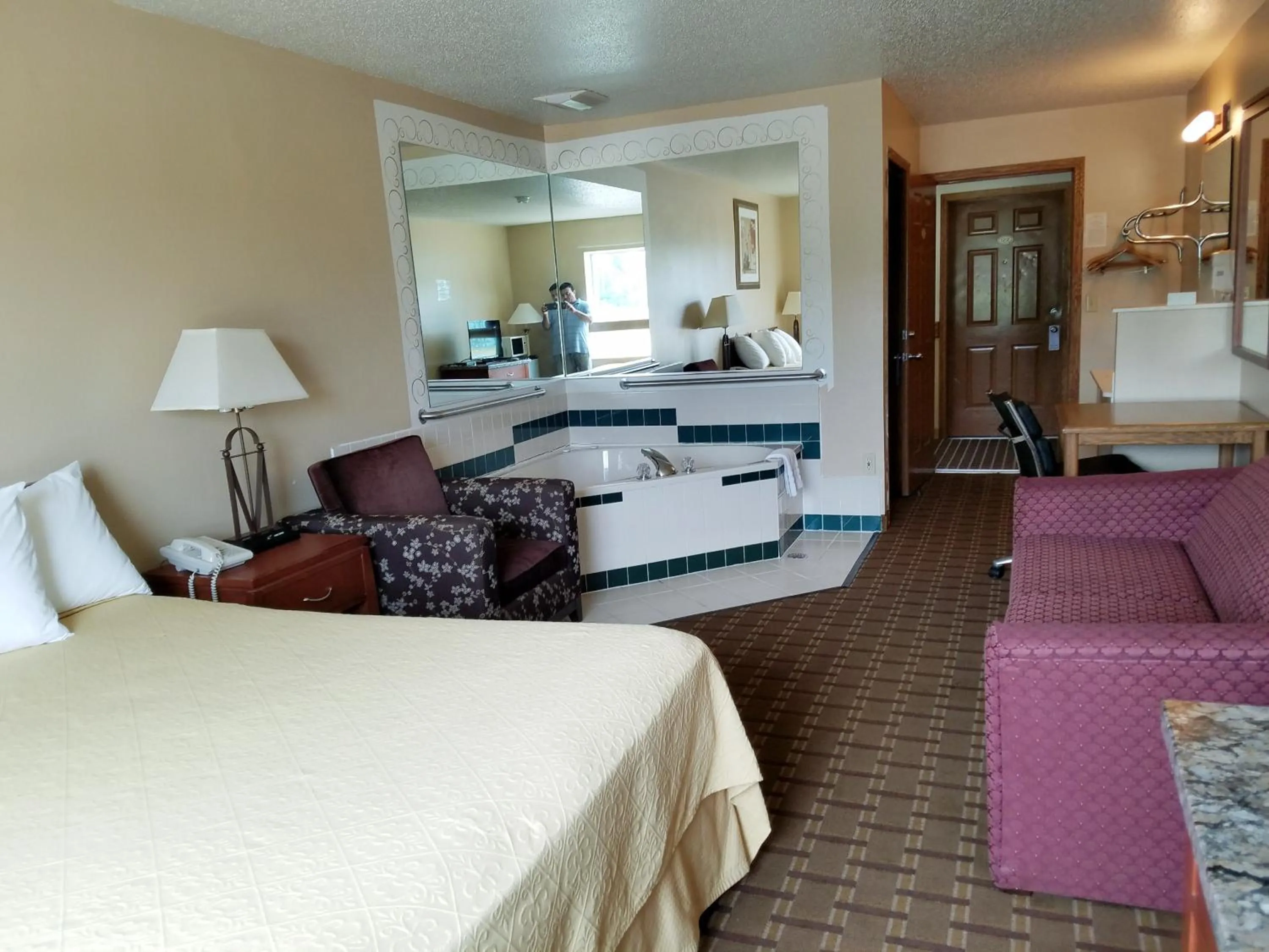 Seating area, Bed in Inn of the Pines