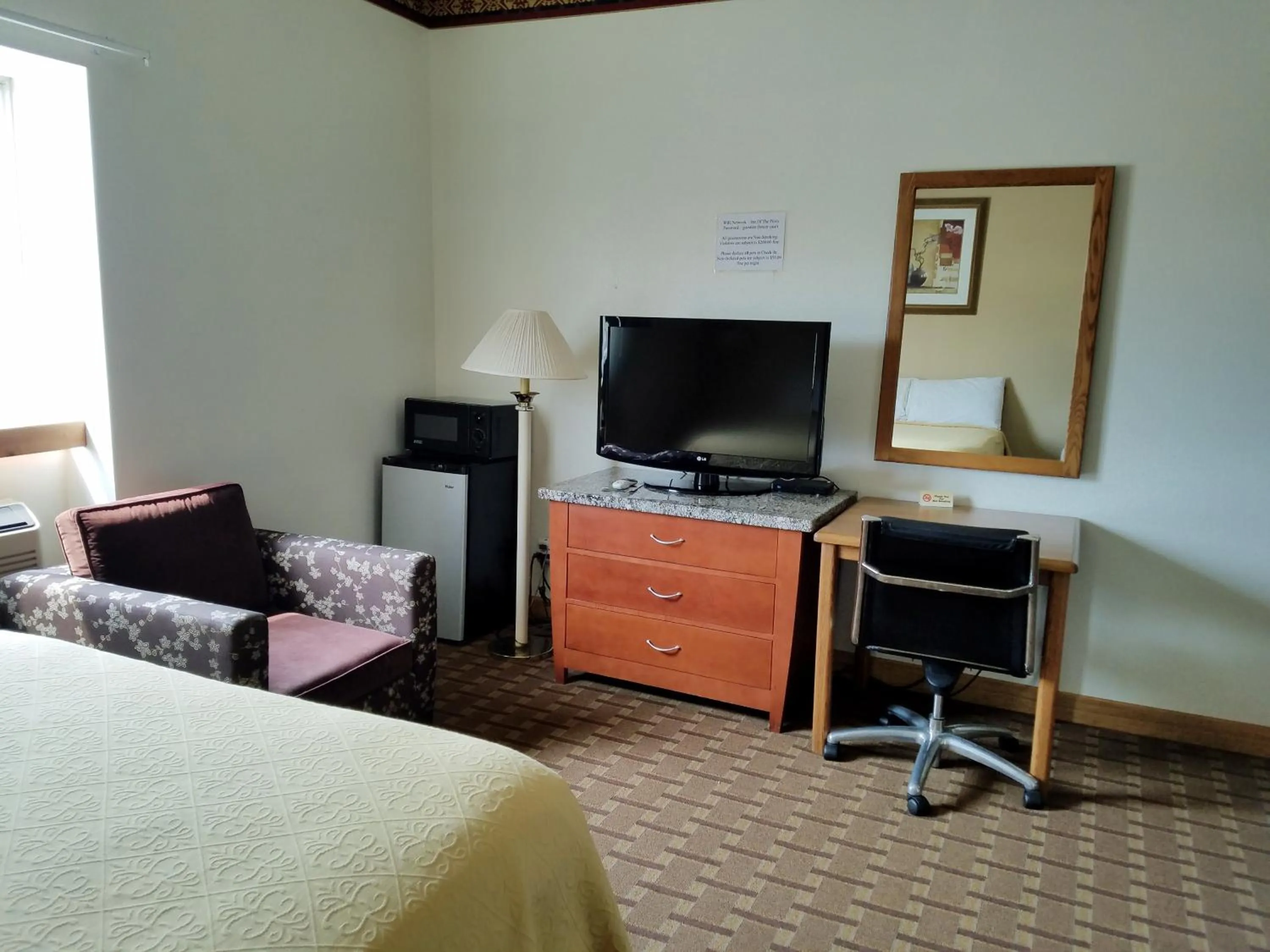 Living room, Bed in Inn of the Pines