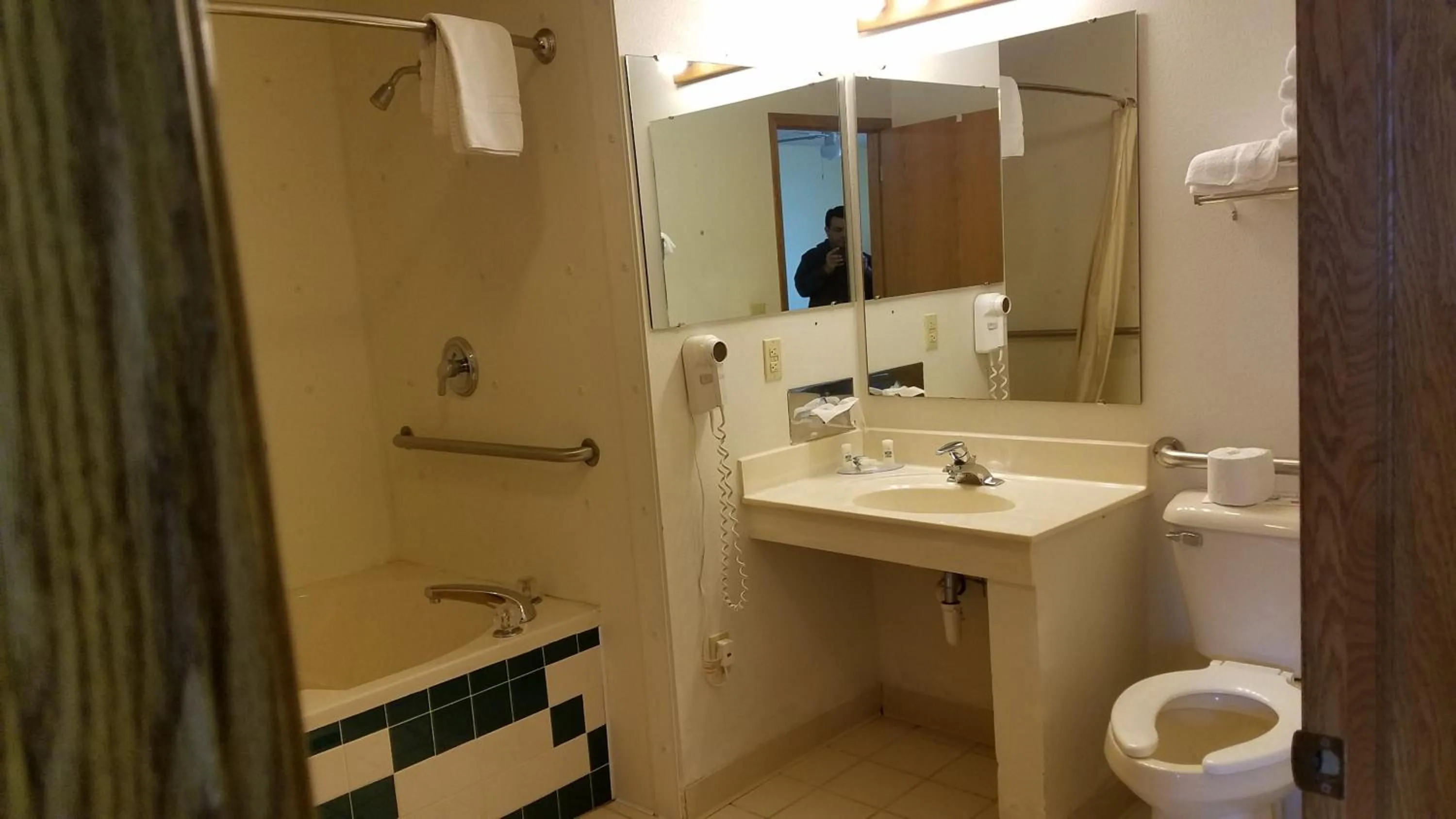 Shower in Inn of the Pines