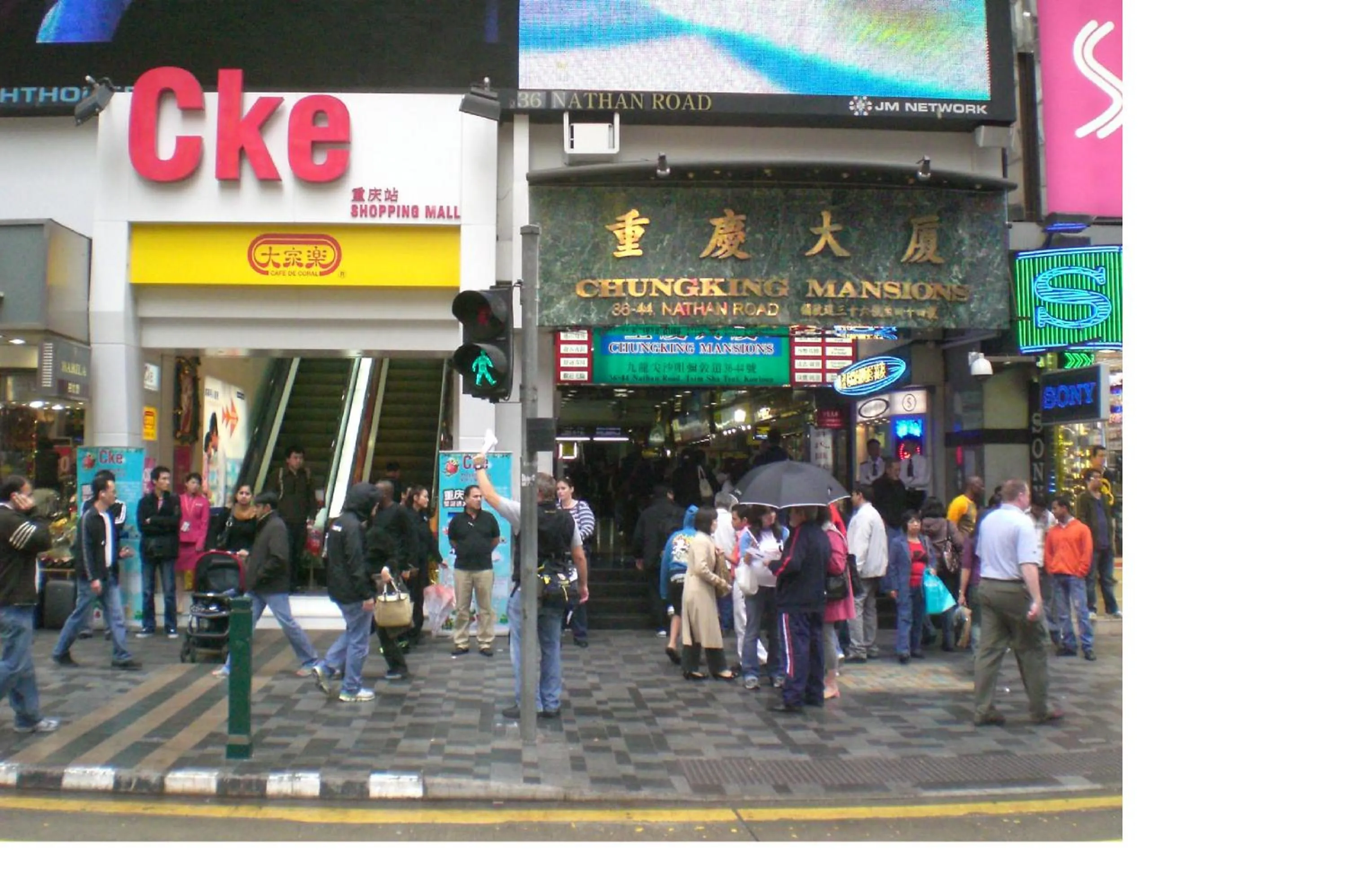 Facade/entrance in Hi-Inn