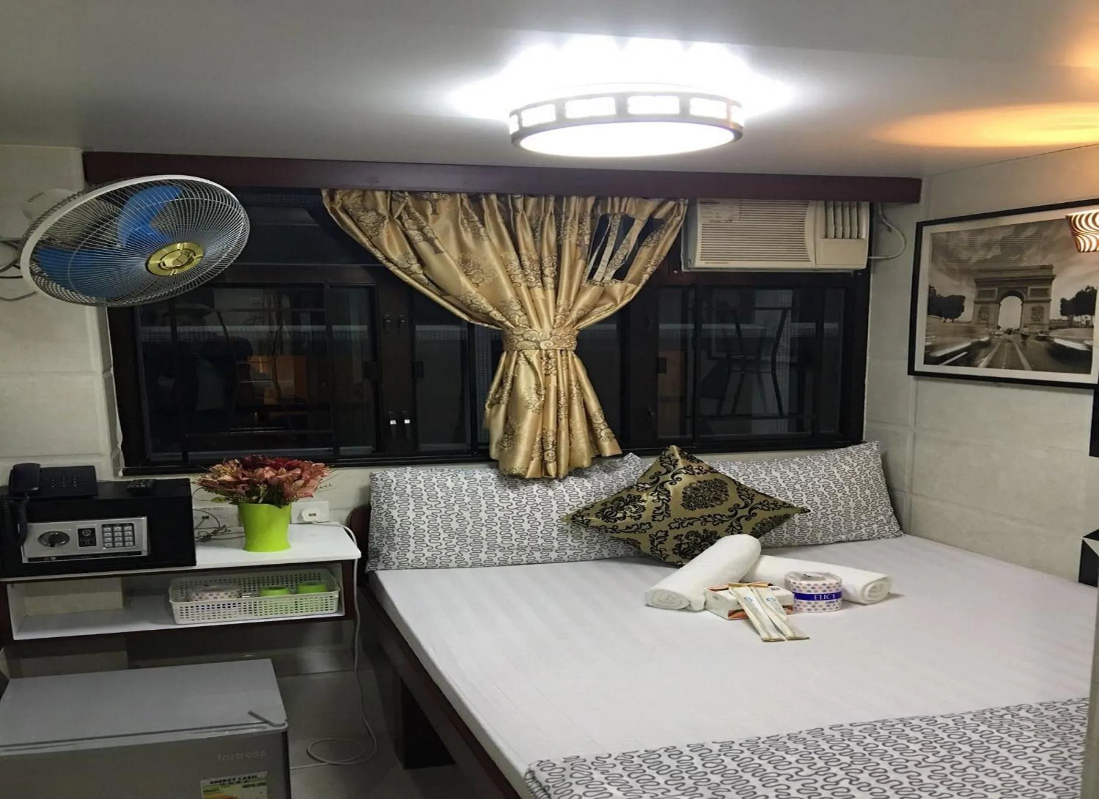 Decorative detail, Bed in Hi-Inn