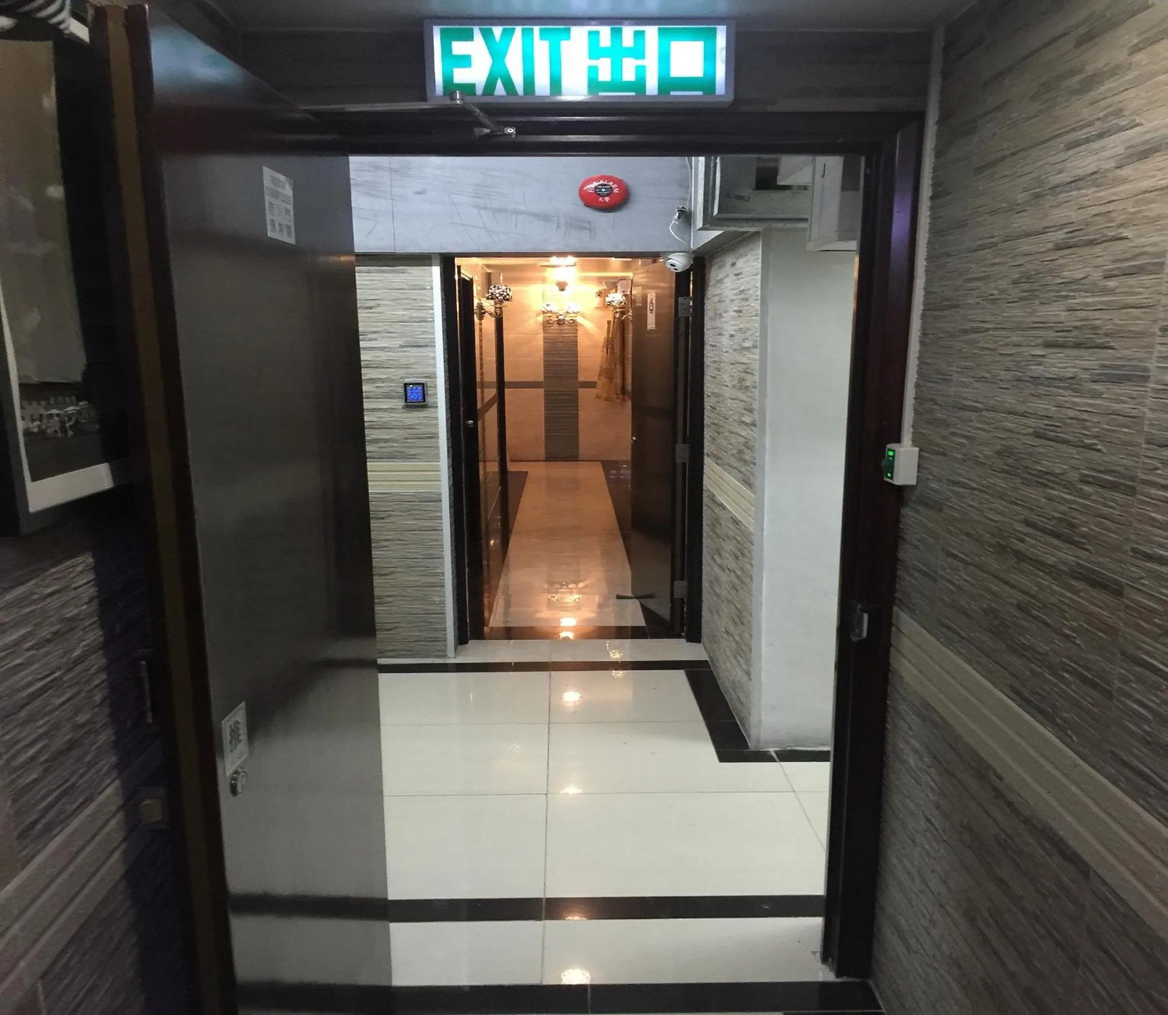 Facade/entrance in Hi-Inn