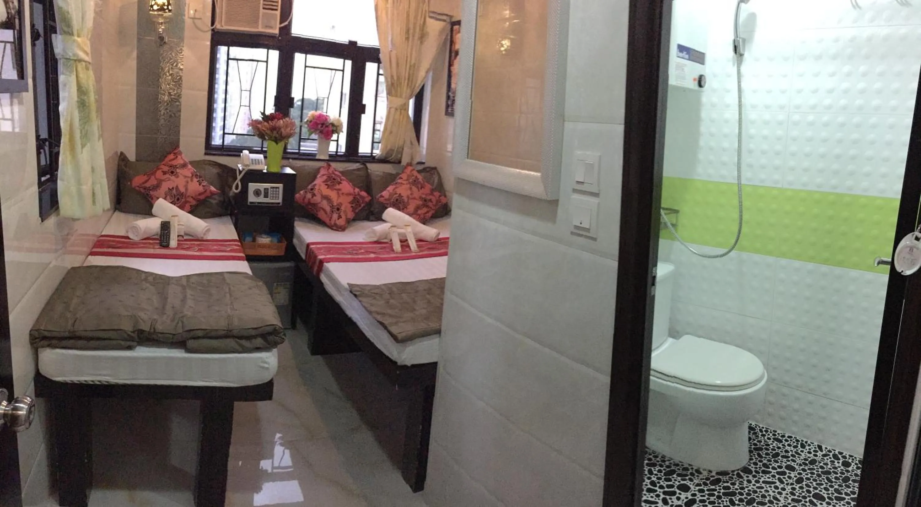 Photo of the whole room, Bed in Hi-Inn