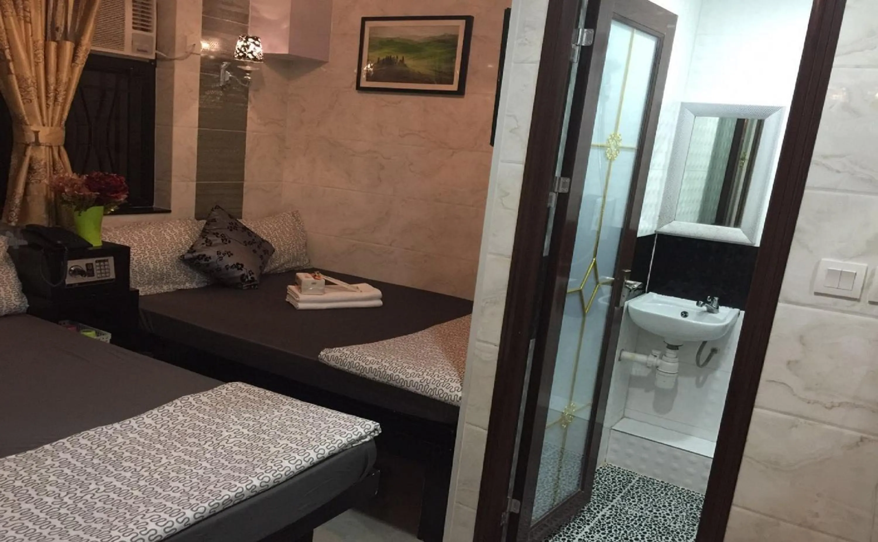 Photo of the whole room, Bed in Hi-Inn