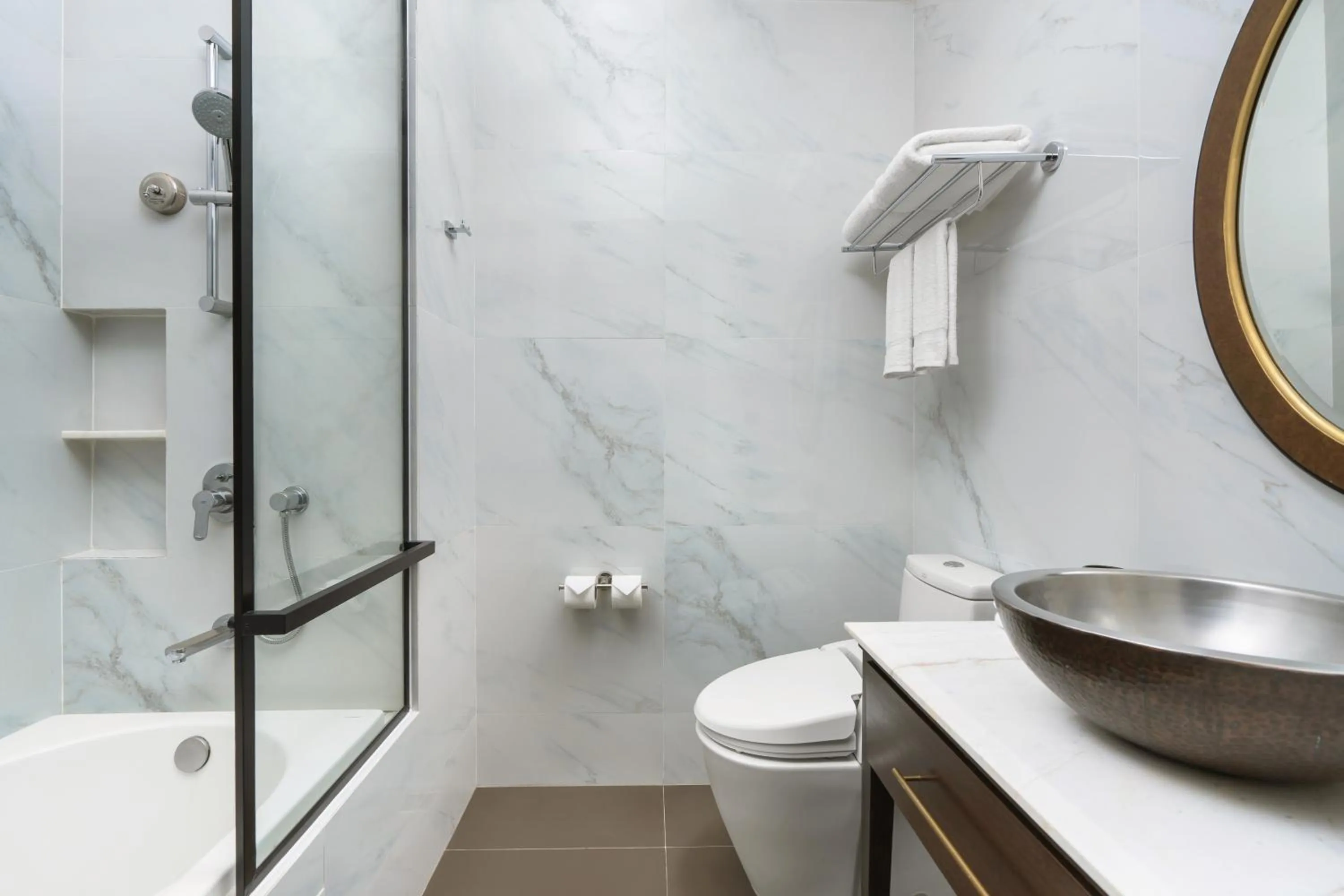 Shower in Metropole, Bangkok, a Tribute Portfolio Hotel