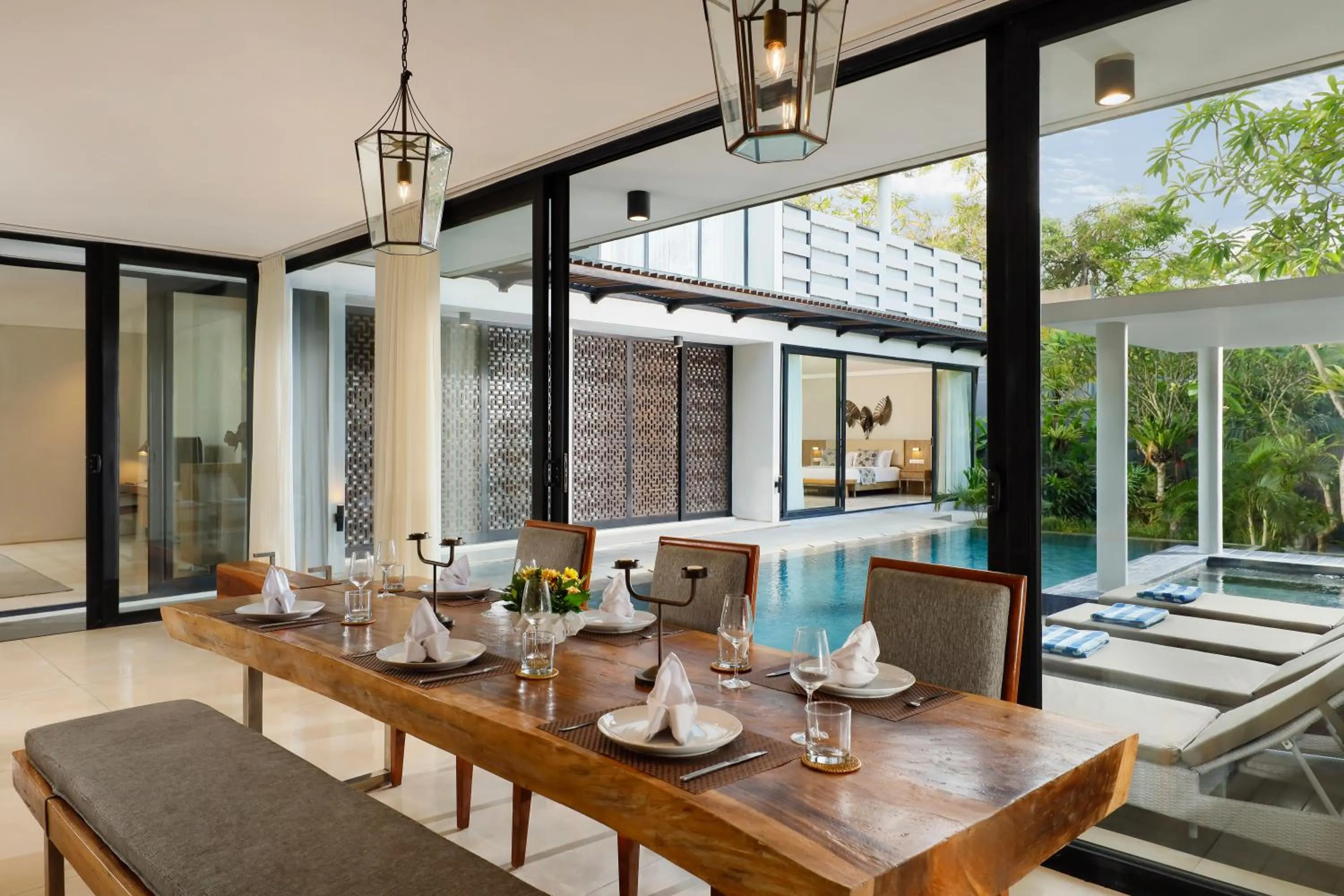 Dining area in Vinila Villas by Nakula