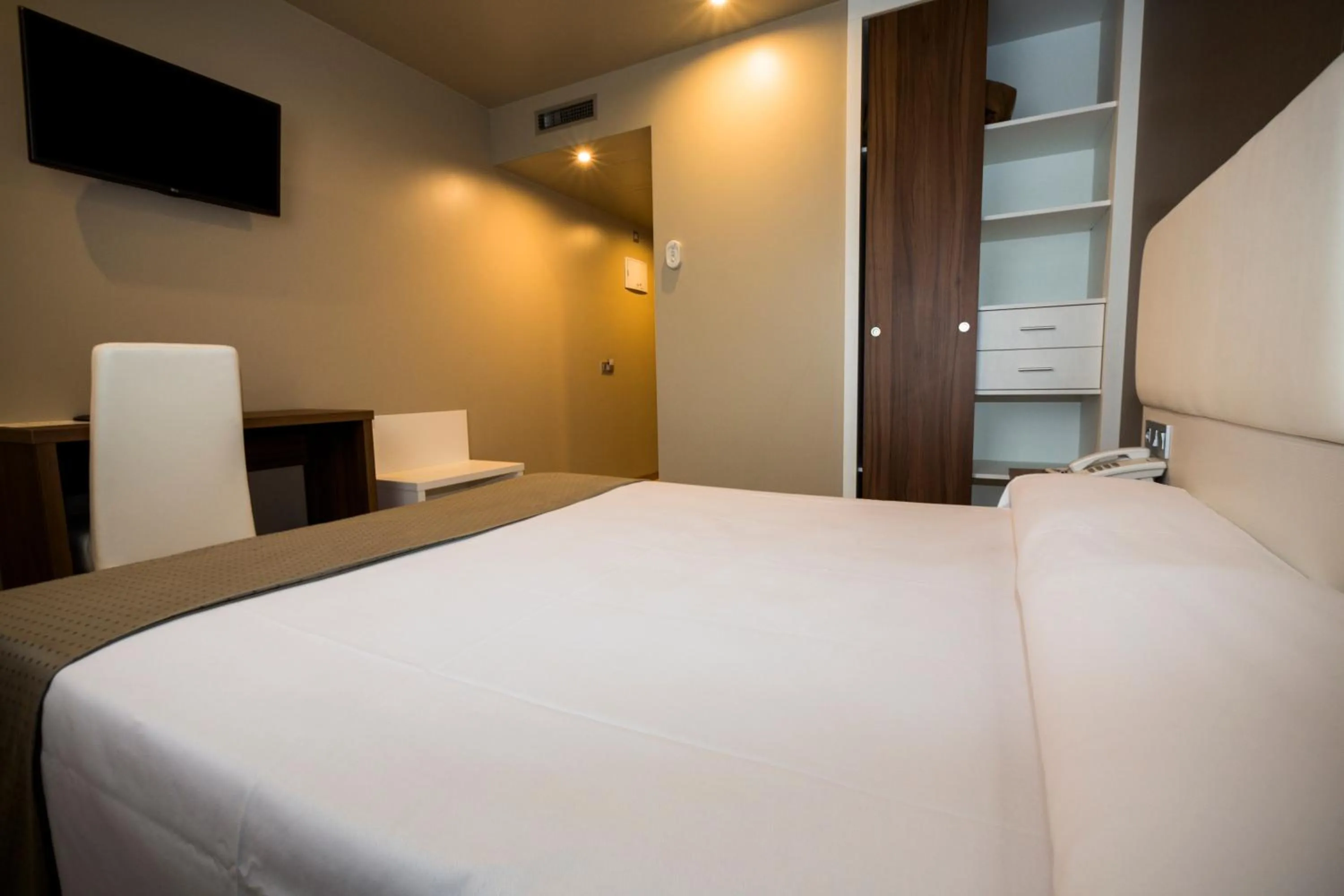 Bedroom, Bed in Hotel la Posada de Roces