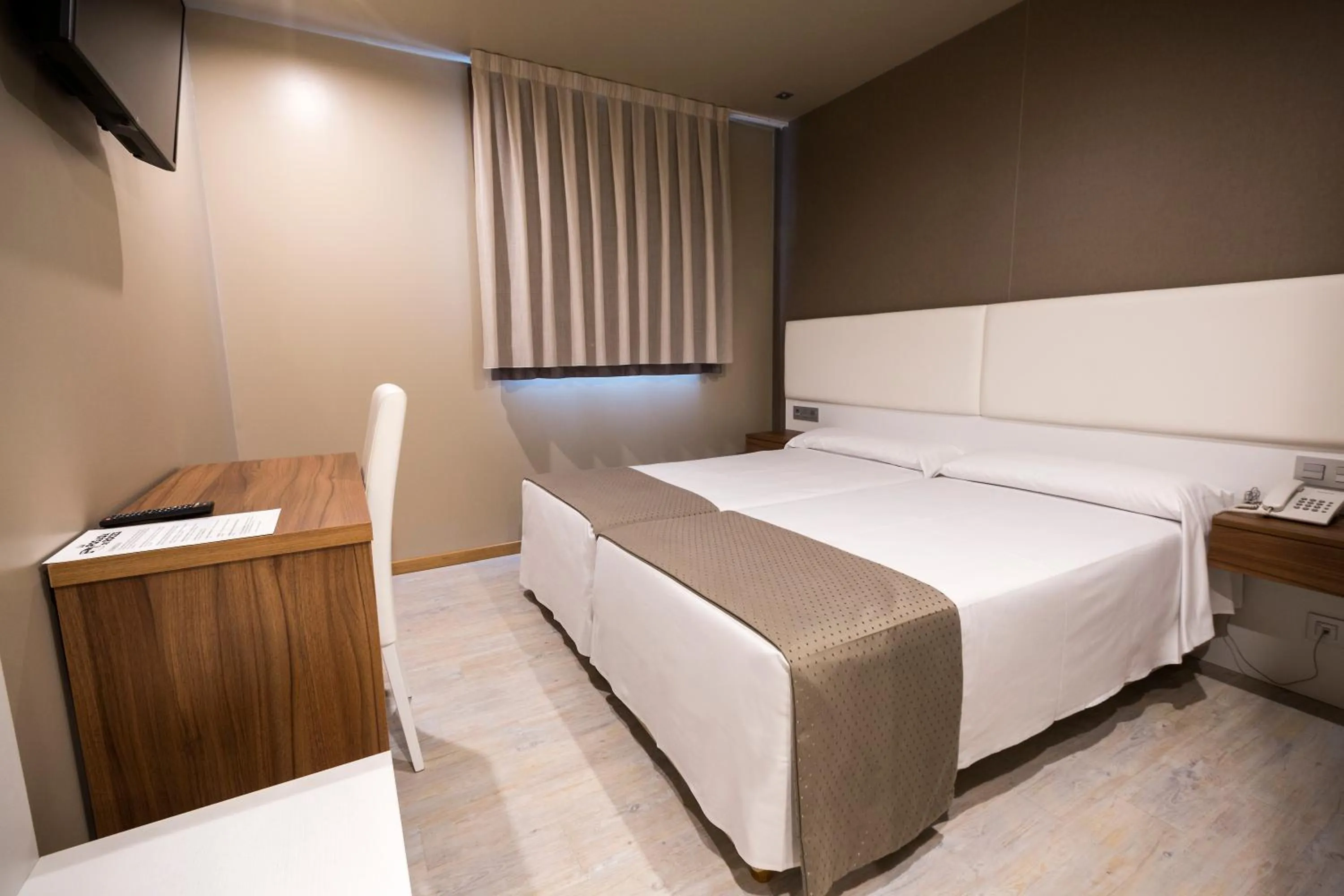 Bedroom, Bed in Hotel la Posada de Roces