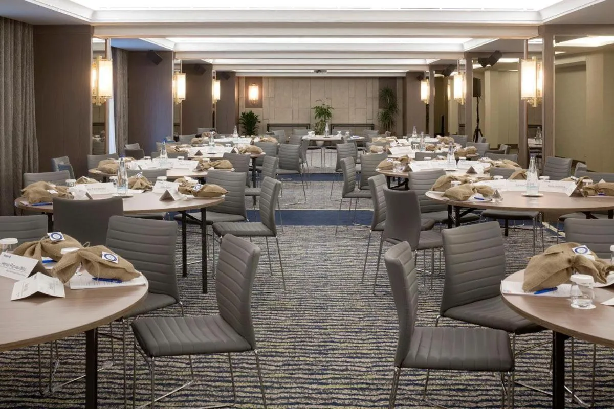 Restaurant/places to eat in Electra Metropolis