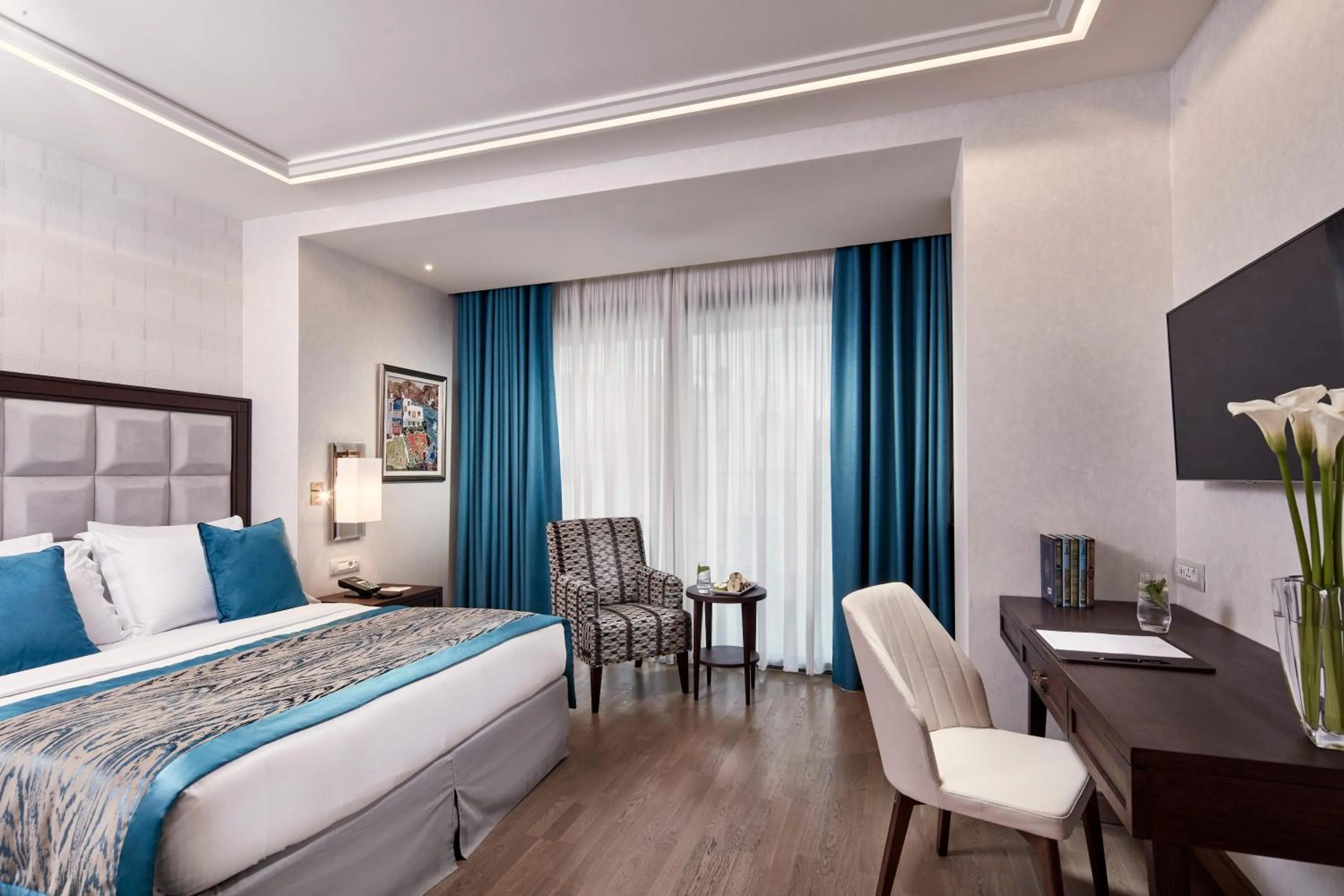 Photo of the whole room, Bed in Electra Metropolis