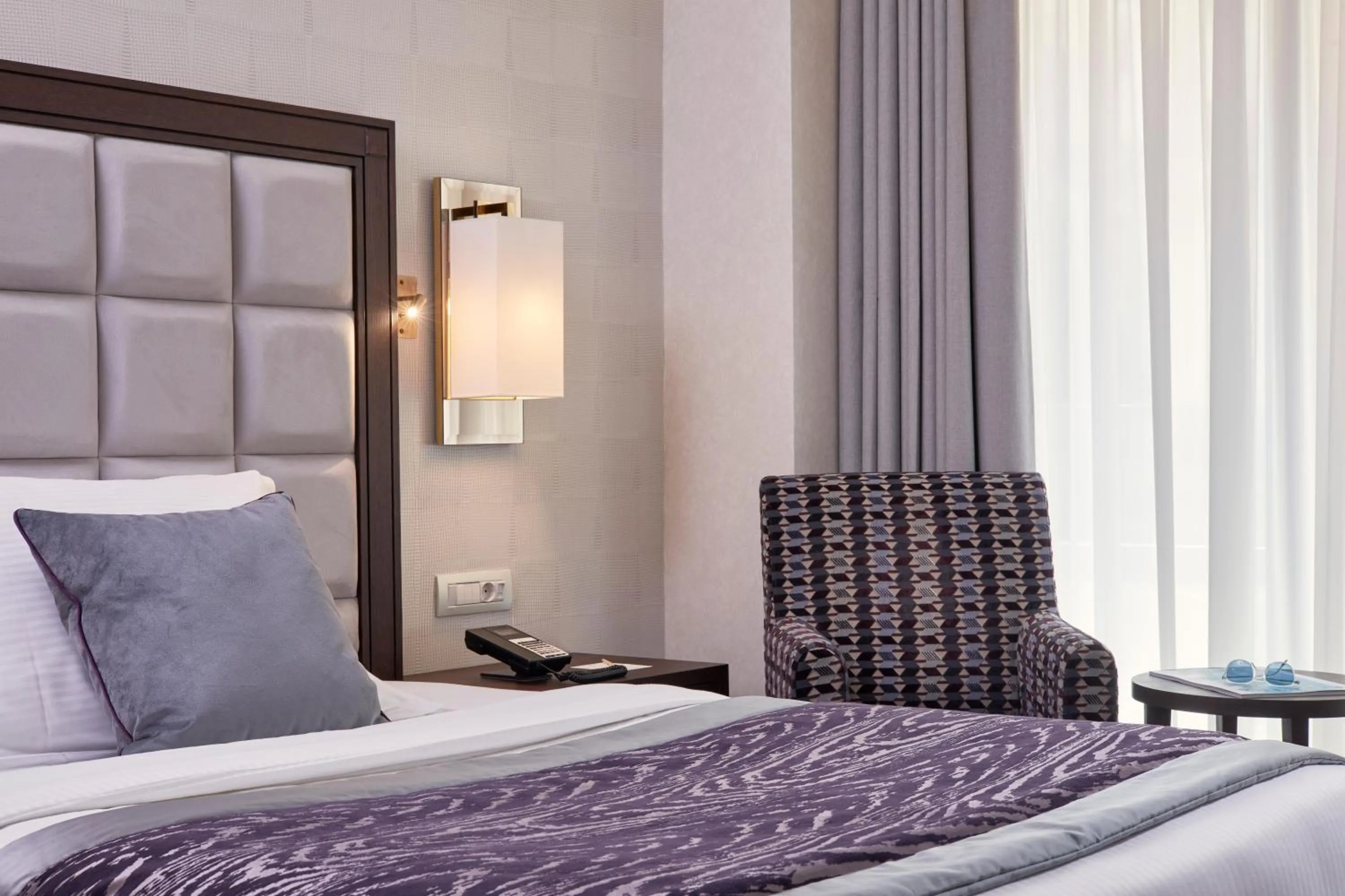 Photo of the whole room, Bed in Electra Metropolis