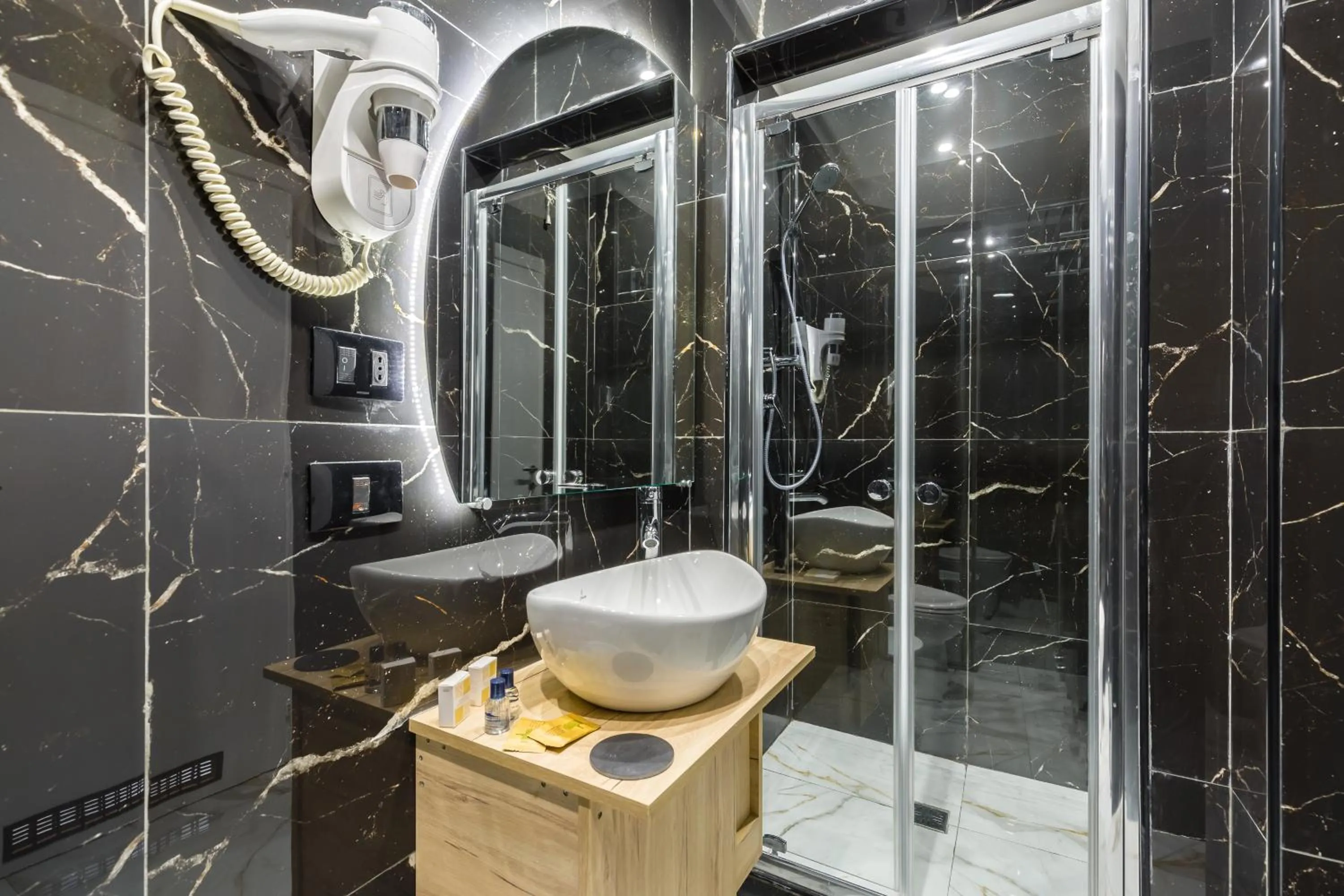 Shower in Hotel Sant'Angelo Palace