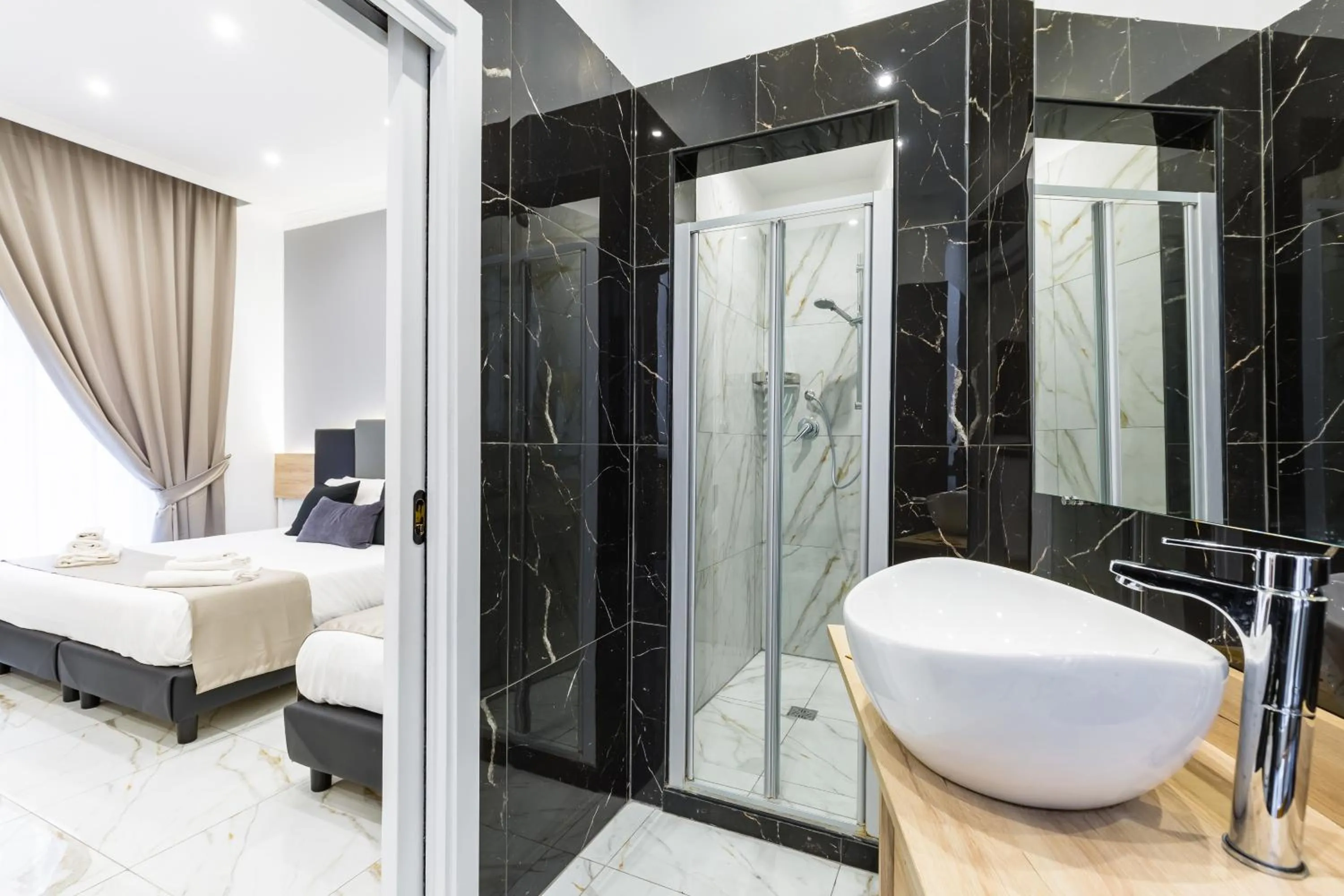 Bathroom, Bed in Hotel Sant'Angelo Palace