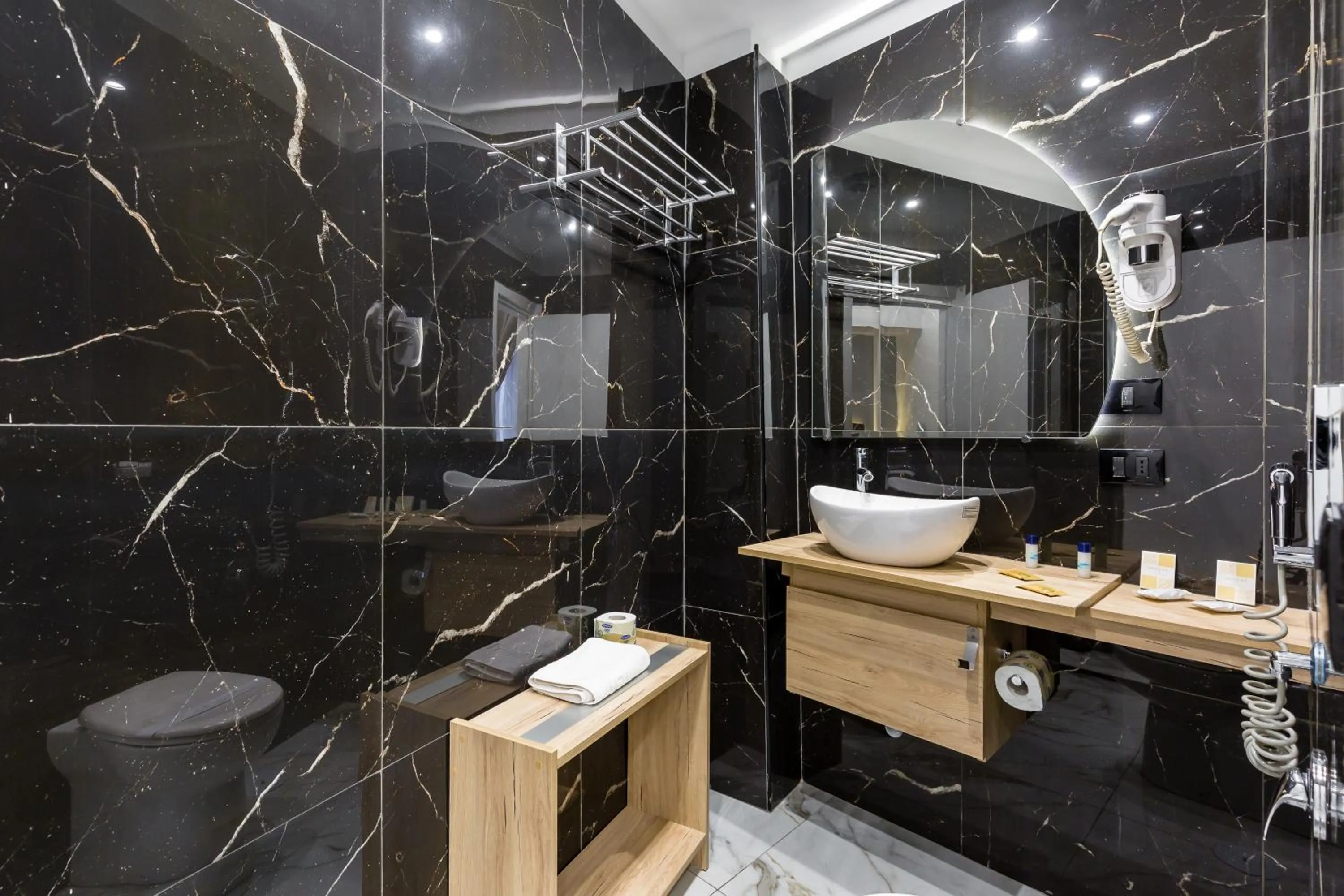 Shower in Hotel Sant'Angelo Palace