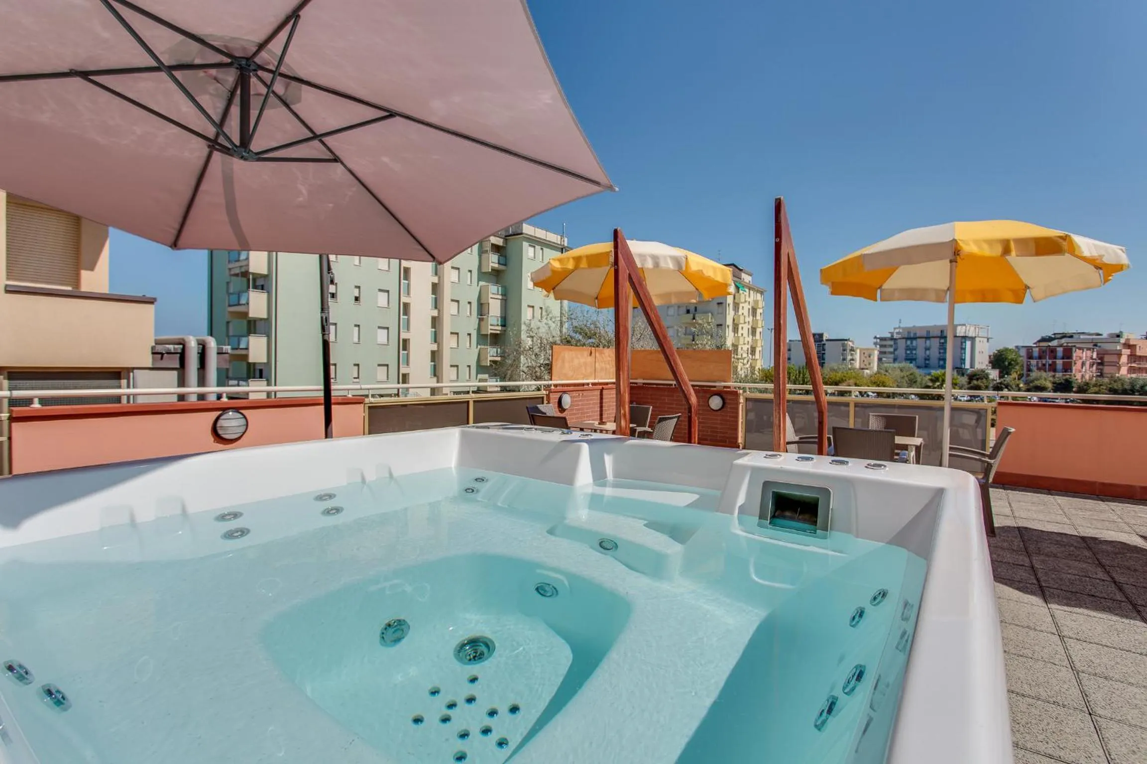 Hot Tub in Hotel Joli