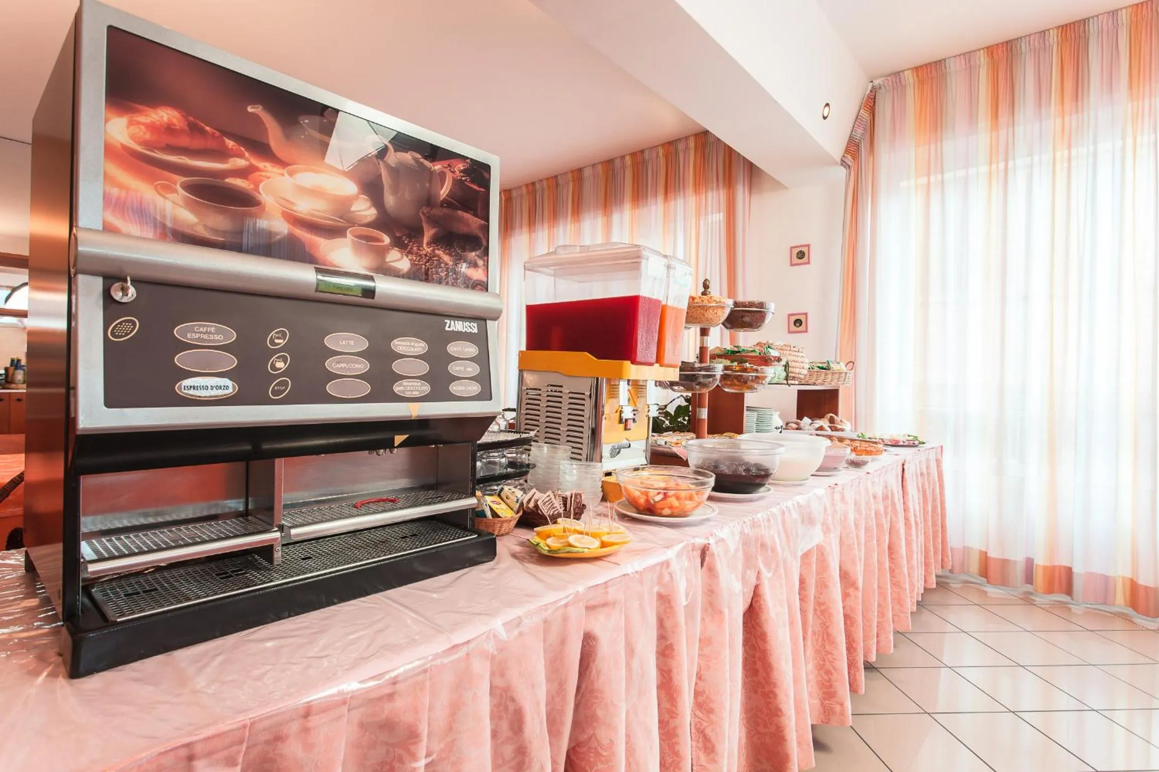 Restaurant/places to eat in Hotel Joli