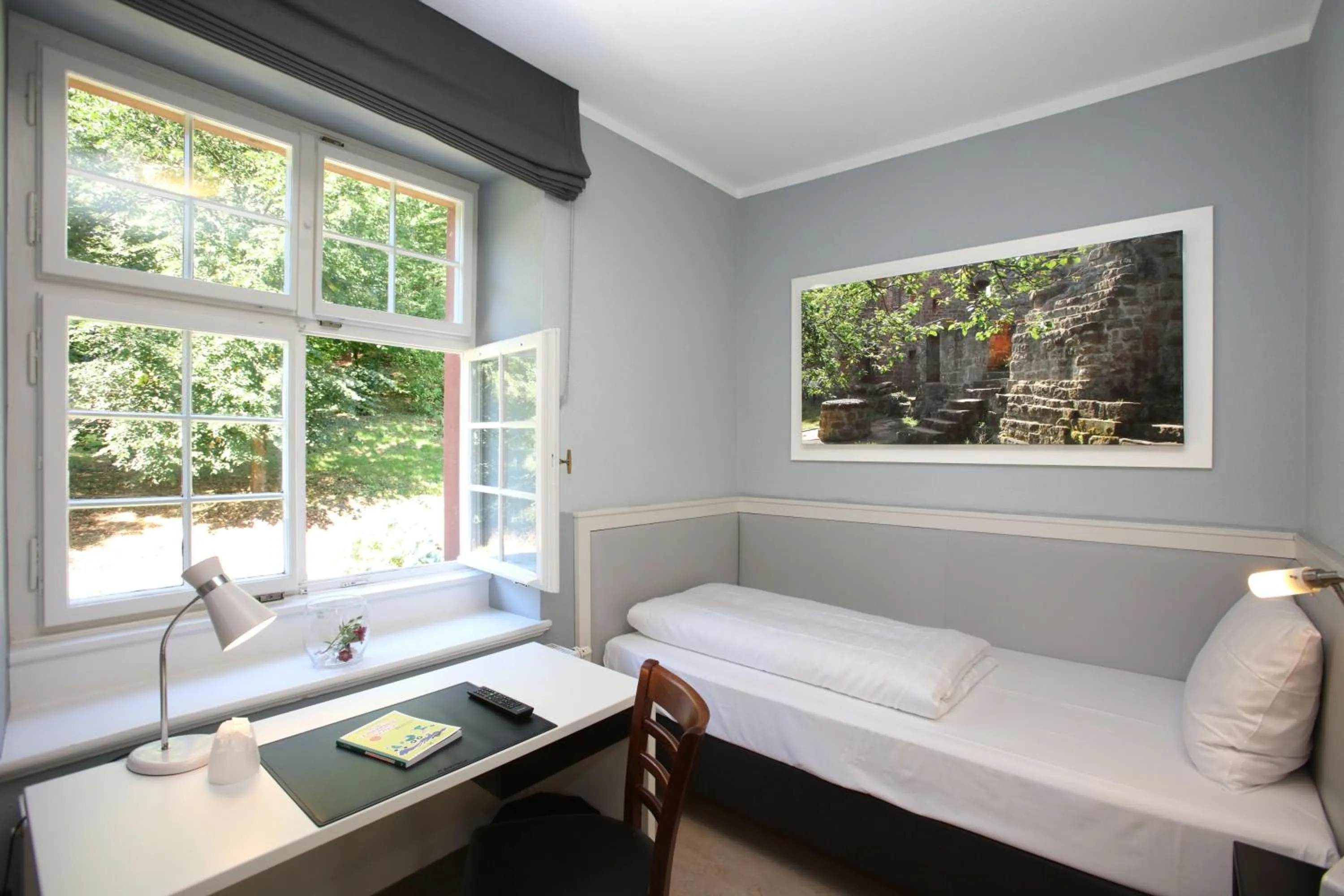 Bed in Jugendstilhotel Trifels