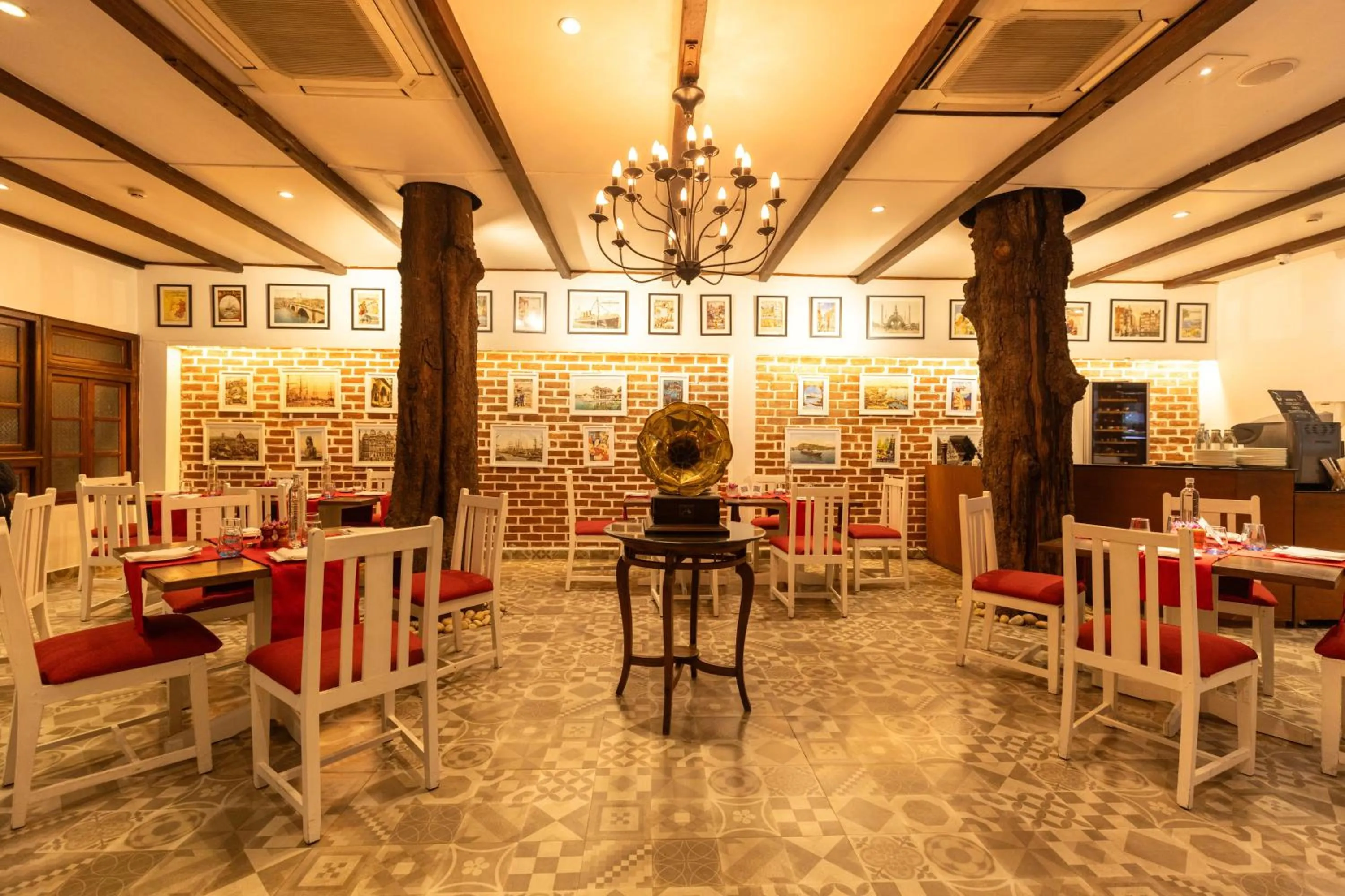 Restaurant/places to eat in Saraca Hotel Lucknow